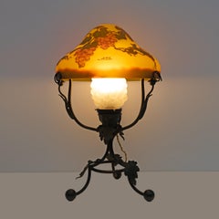 Lampe de table à ampoule camée en verre et bronze Émile Gallé Art Nouveau, France 1900