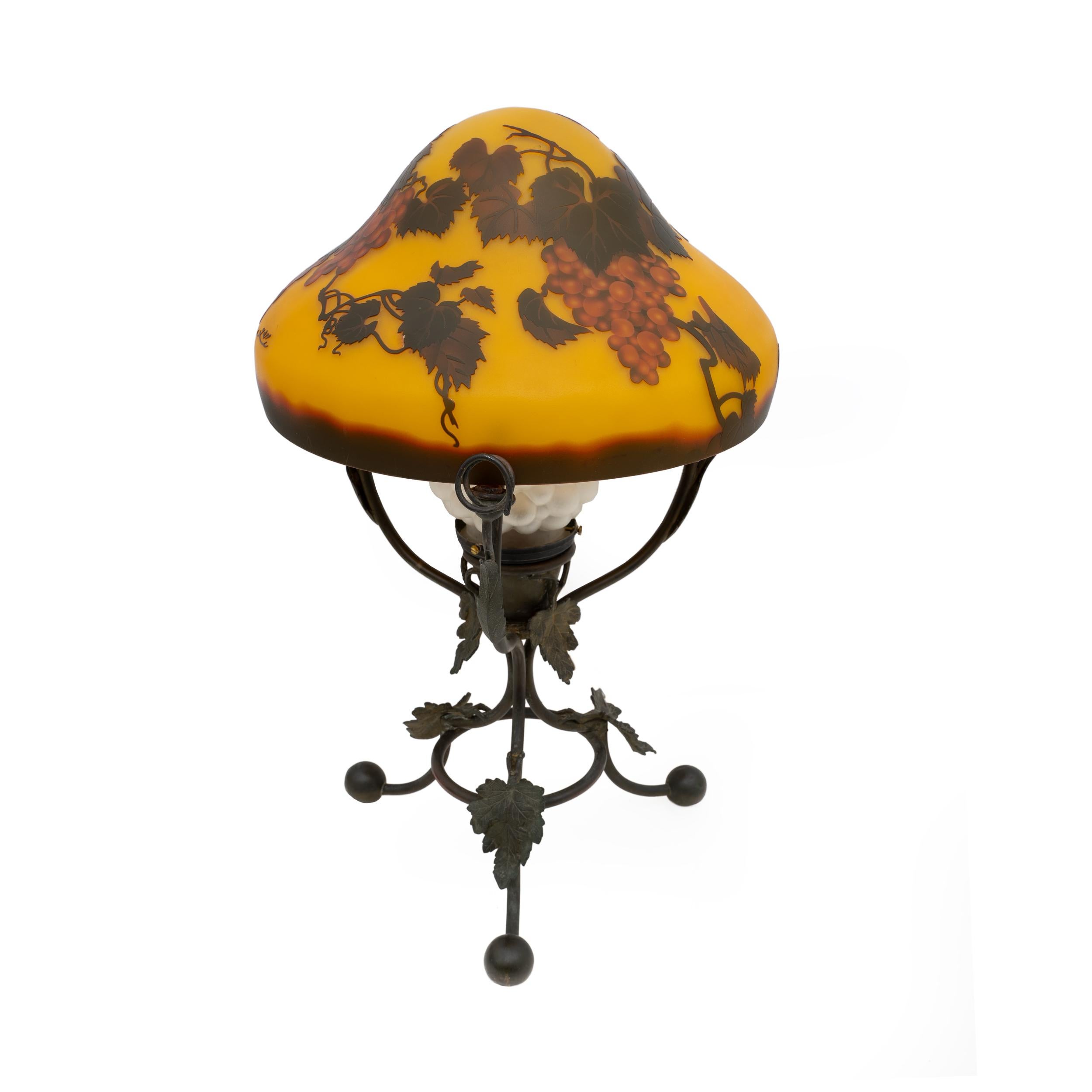 Émile Gallé Art Nouveau Cameo Bulb Glass and Bronze Table Lamp, France 1900 In Good Condition For Sale In Puglia, Puglia