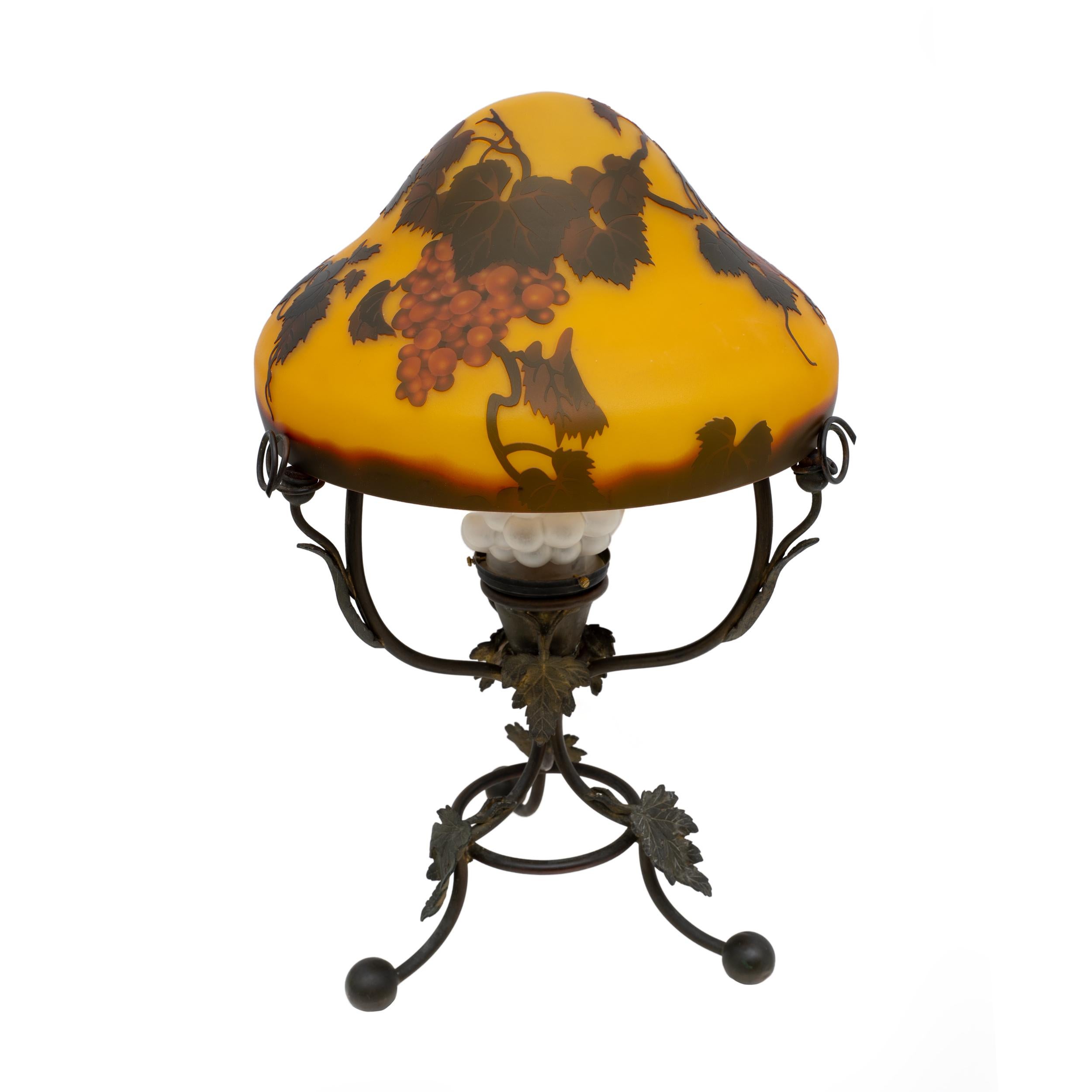 Early 20th Century Émile Gallé Art Nouveau Cameo Bulb Glass and Bronze Table Lamp, France 1900 For Sale