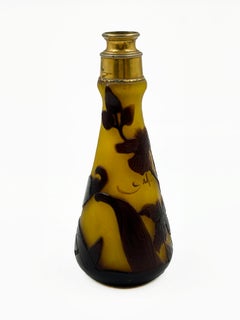 Flacon de parfum Art nouveau en verre camée d'Émile Gallé, Nancy, France, CIRCA 1900