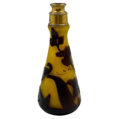 Flacon de parfum Art nouveau en verre camée d'Émile Gallé, Nancy, France, CIRCA 1900