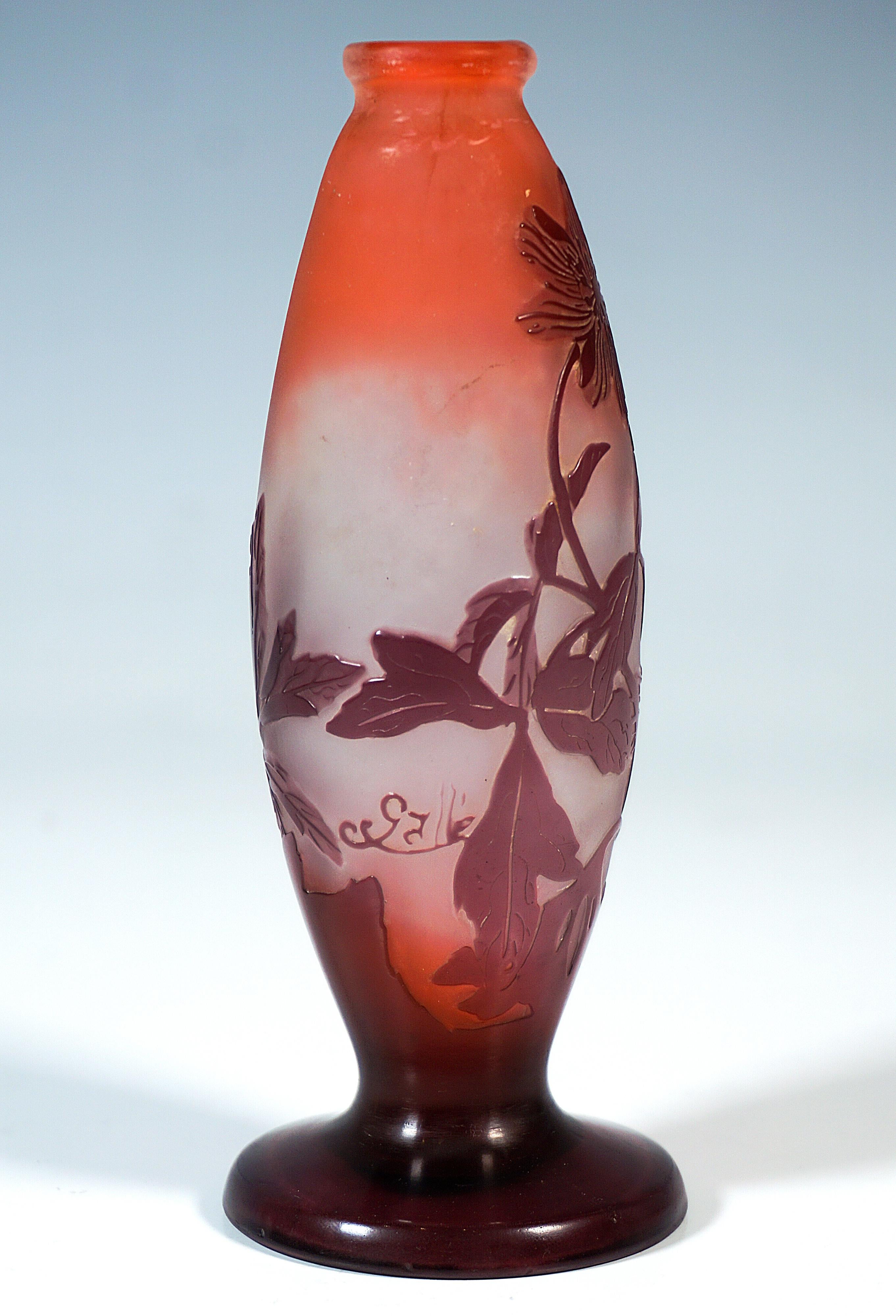 Émile Gallé Art Nouveau Cameo Single Vase 'Anémones', Nancy, France Ca. 1900 In Good Condition In Vienna, AT