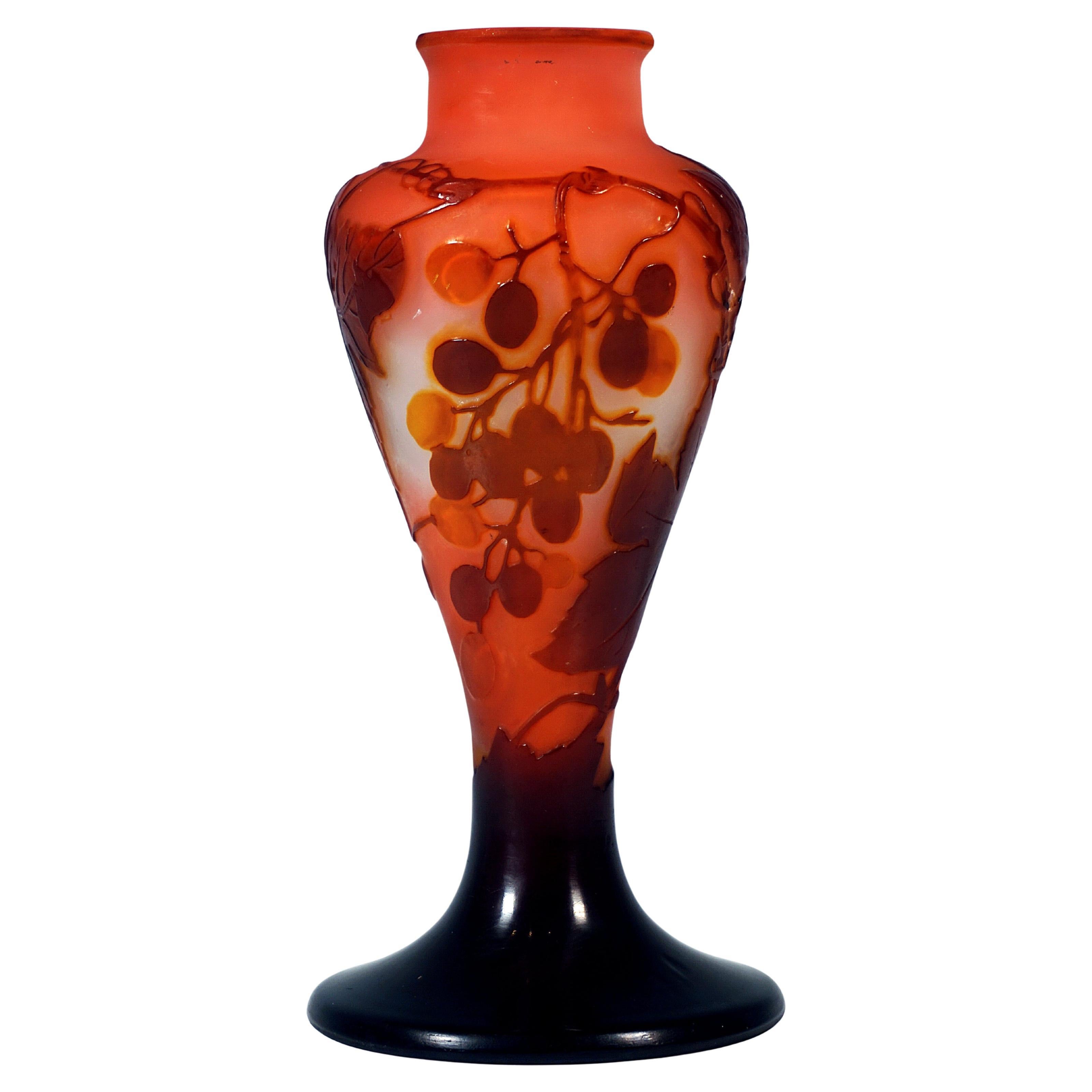 Vaso singolo in cammeo Émile Gallé Art Nouveau 
Vigne
, Nancy, Francia Ca. 1900