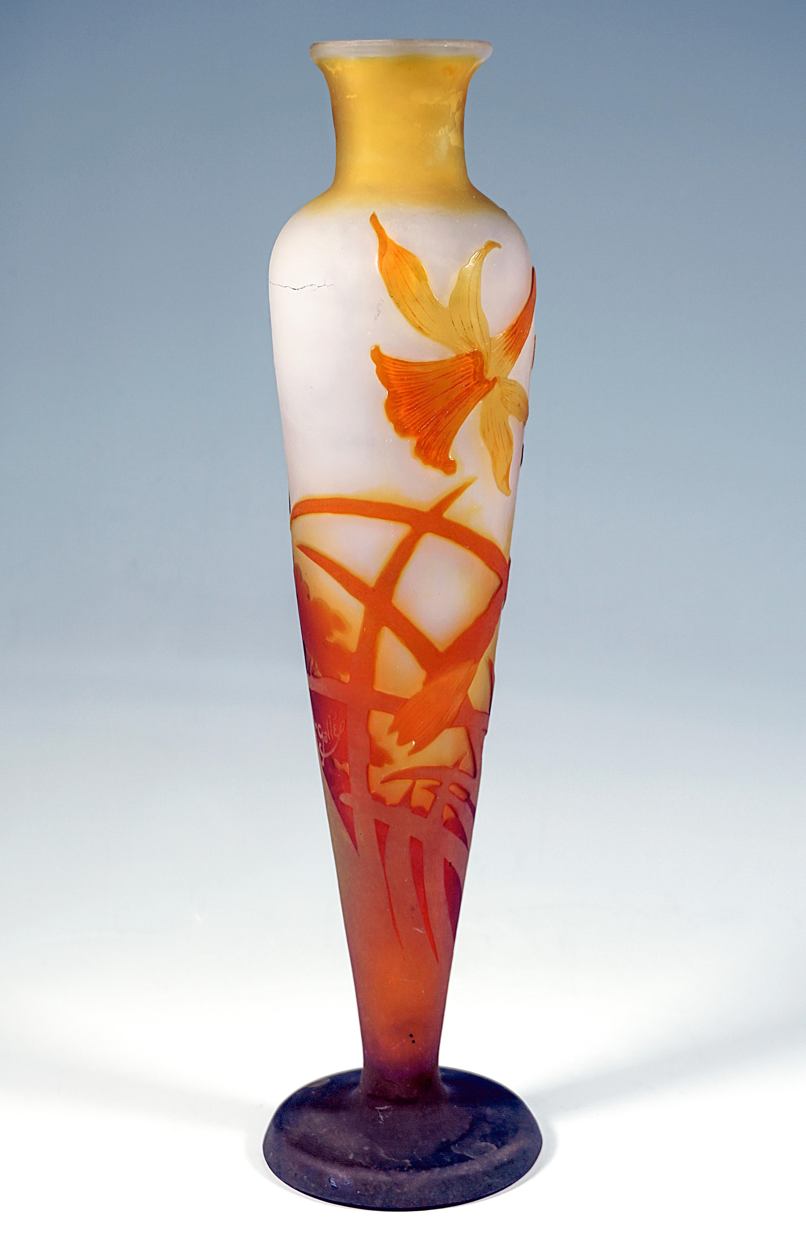 Émile Gallé Art Nouveau Cameo Vase With Daffodil Decor, France, Circa 1904 In Good Condition For Sale In Vienna, AT