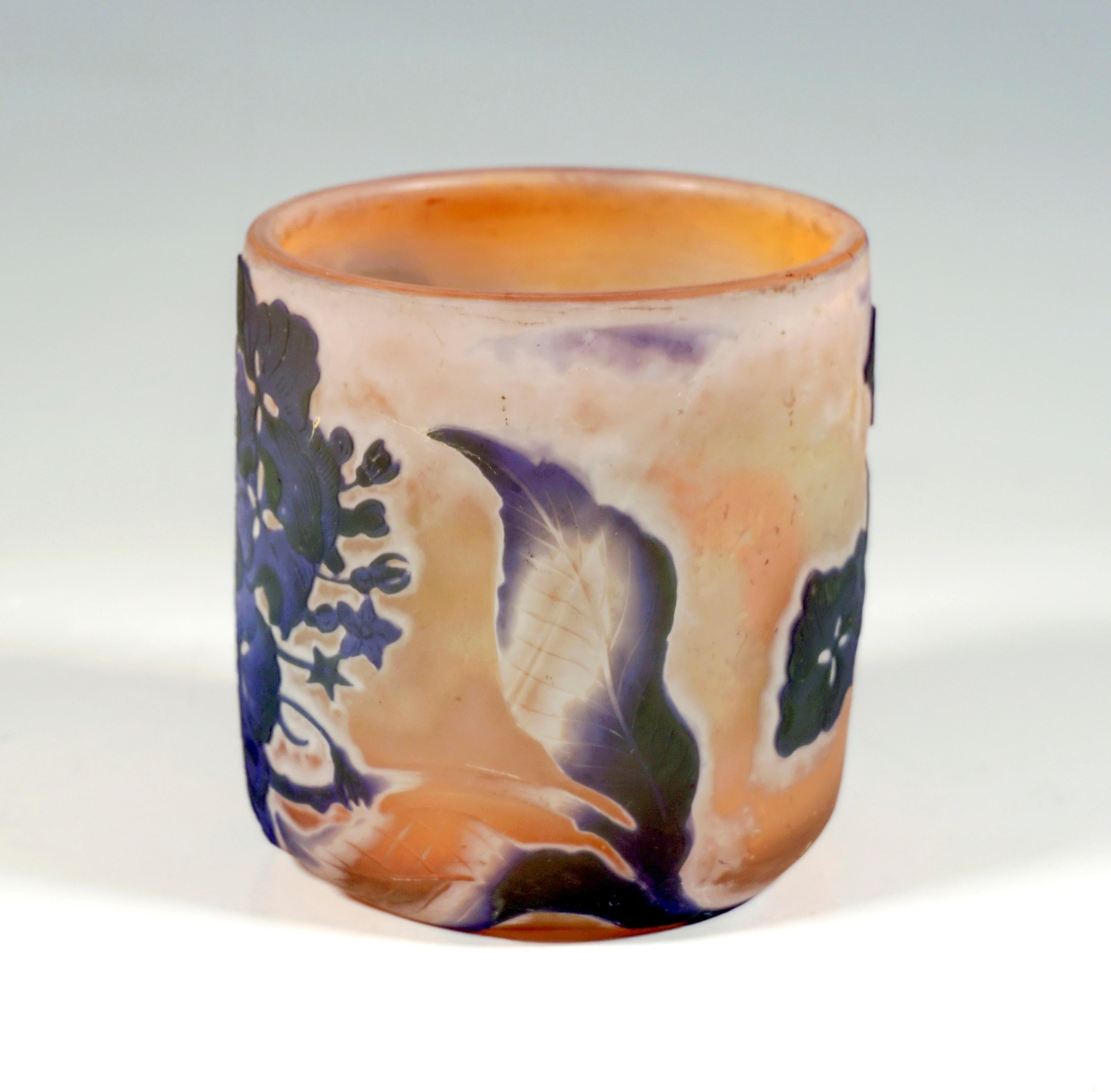 Becherförmige Vase mit gerader Wandung und flächenbündigem Stand, farbloses Glas mit rötlich-gelben Farbeinschmelzungen, außen überfangen in Moosgrün und Violett, innen geätzter Hortensien-Dekor in verschiedenen Stufen und Einzelblüten, Oberflächen