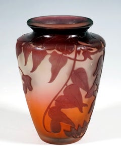 Art Nouveau Cameo Vase with Sweet Pea Decor, Émile Gallé, Nancy, France, 1903/04