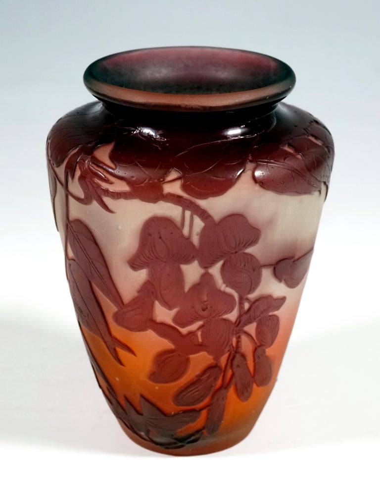 French Émile Gallé Art Nouveau Cameo Vase with Sweet Pea Decor, Nancy, France, 1903/04 For Sale