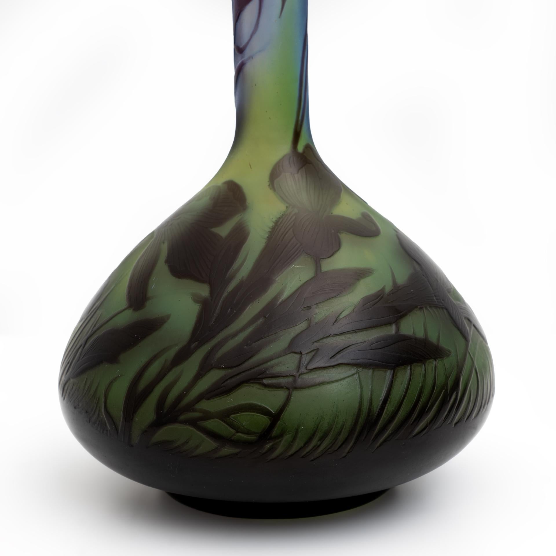 Émile Gallé Art Nouveau Floral Decoration Cameo Bulb Glass Vase, France 1900 In Good Condition For Sale In Puglia, Puglia