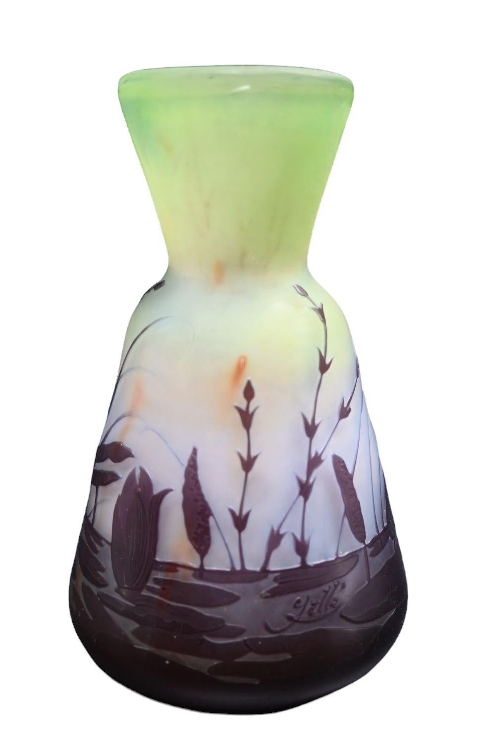 VERY BEAUTIFUL VASE IN 3 COLORS OF GLASS PASTE - VERY BEAUTIFUL ACID DECORATION OF A GRASSHOUSE SIGNATURE GALLE AS A CAMEO IN THE DECOR – ART NOUVEAU PERIOD
Perfect condition
Height 17 cm, Diameter 9.5 cm