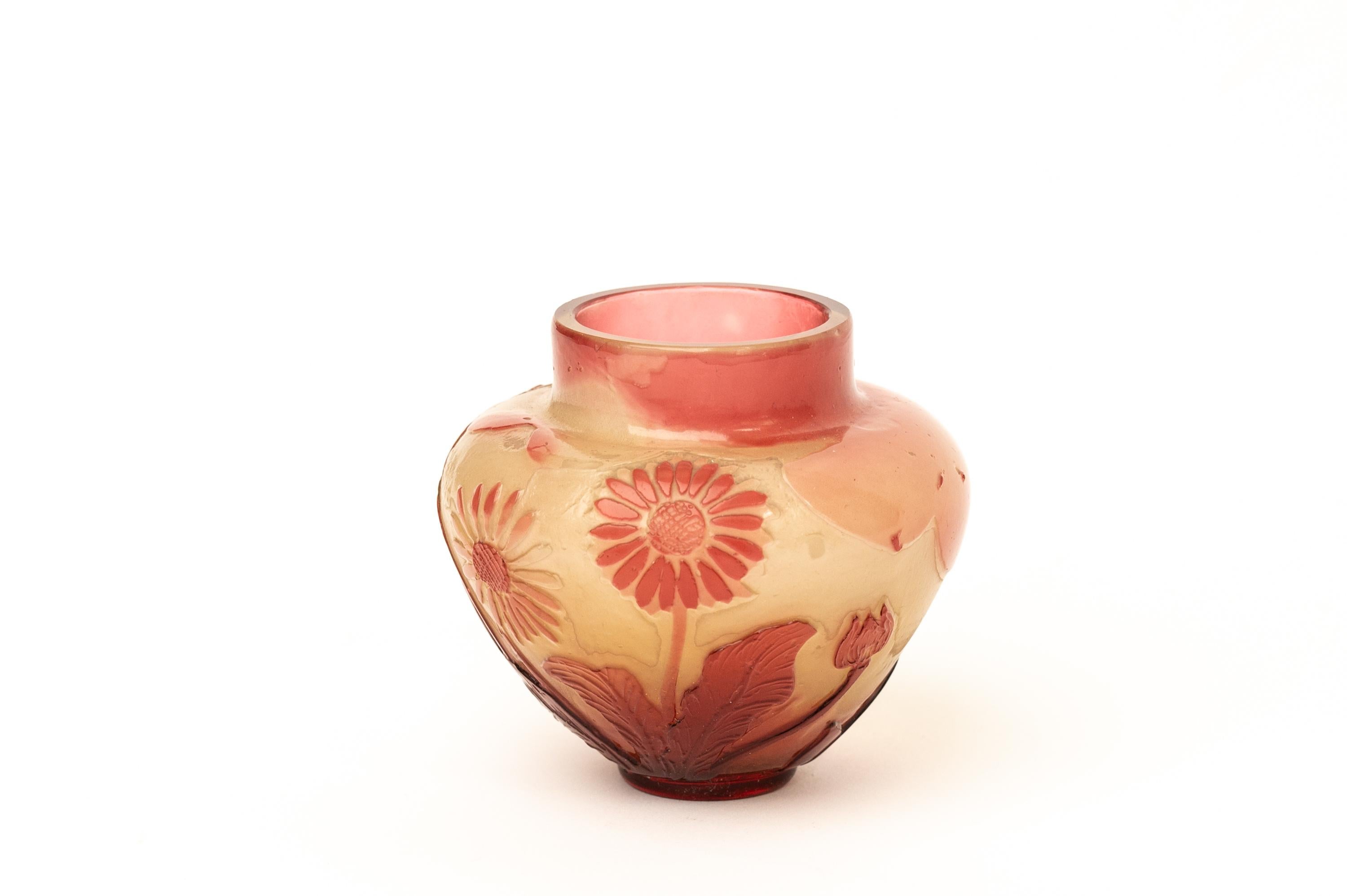 Diese Vase ist ein Meisterwerk der Glasmacherkunst des Jugendstils. Es wurde von Emile Gallé entworfen, einem französischen Künstler und Designer, der für seinen innovativen Einsatz von Farbe und Technik in der Glaskunst bekannt war.

Die Vase ist