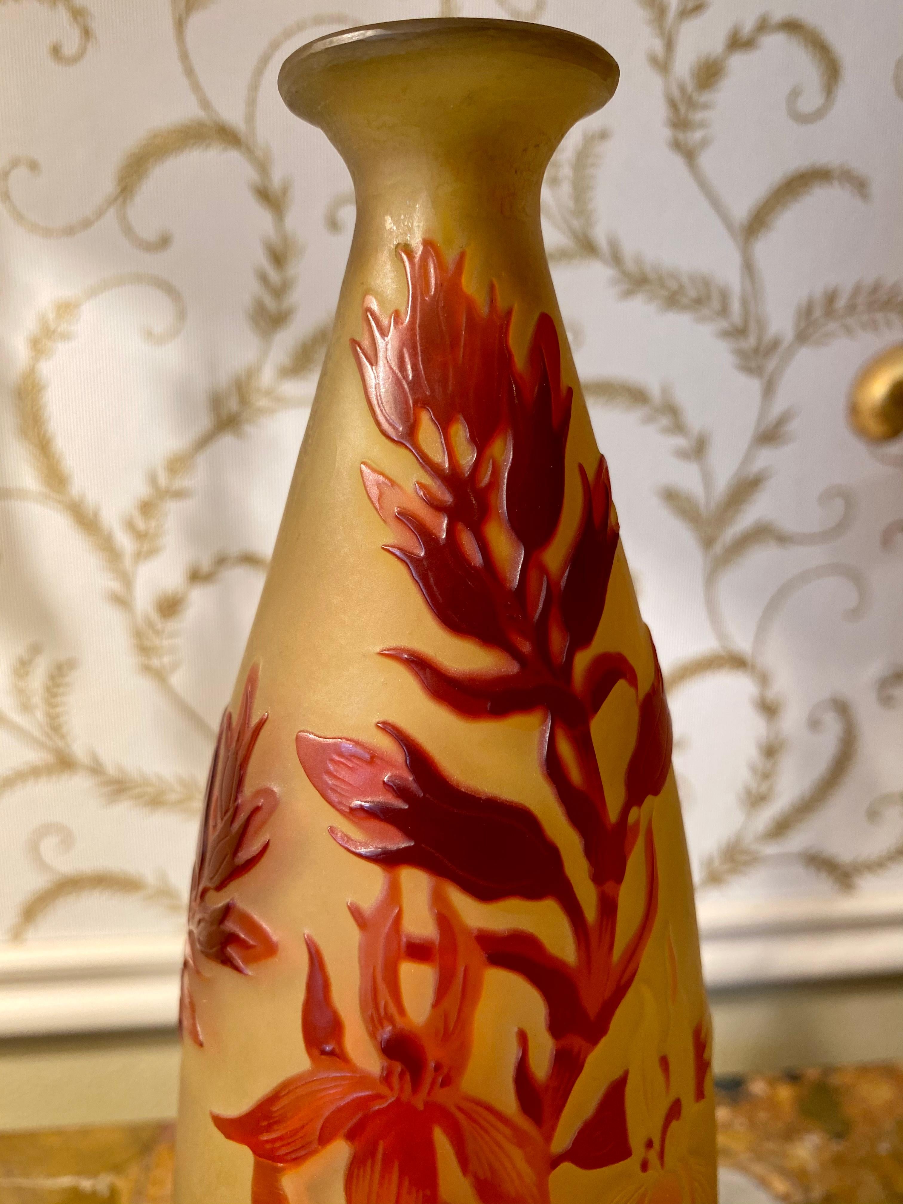 Emile Galle, Art Nouveau Style Elongated Piriform Vase with Irises 20th Century In Good Condition For Sale In Beaune, FR
