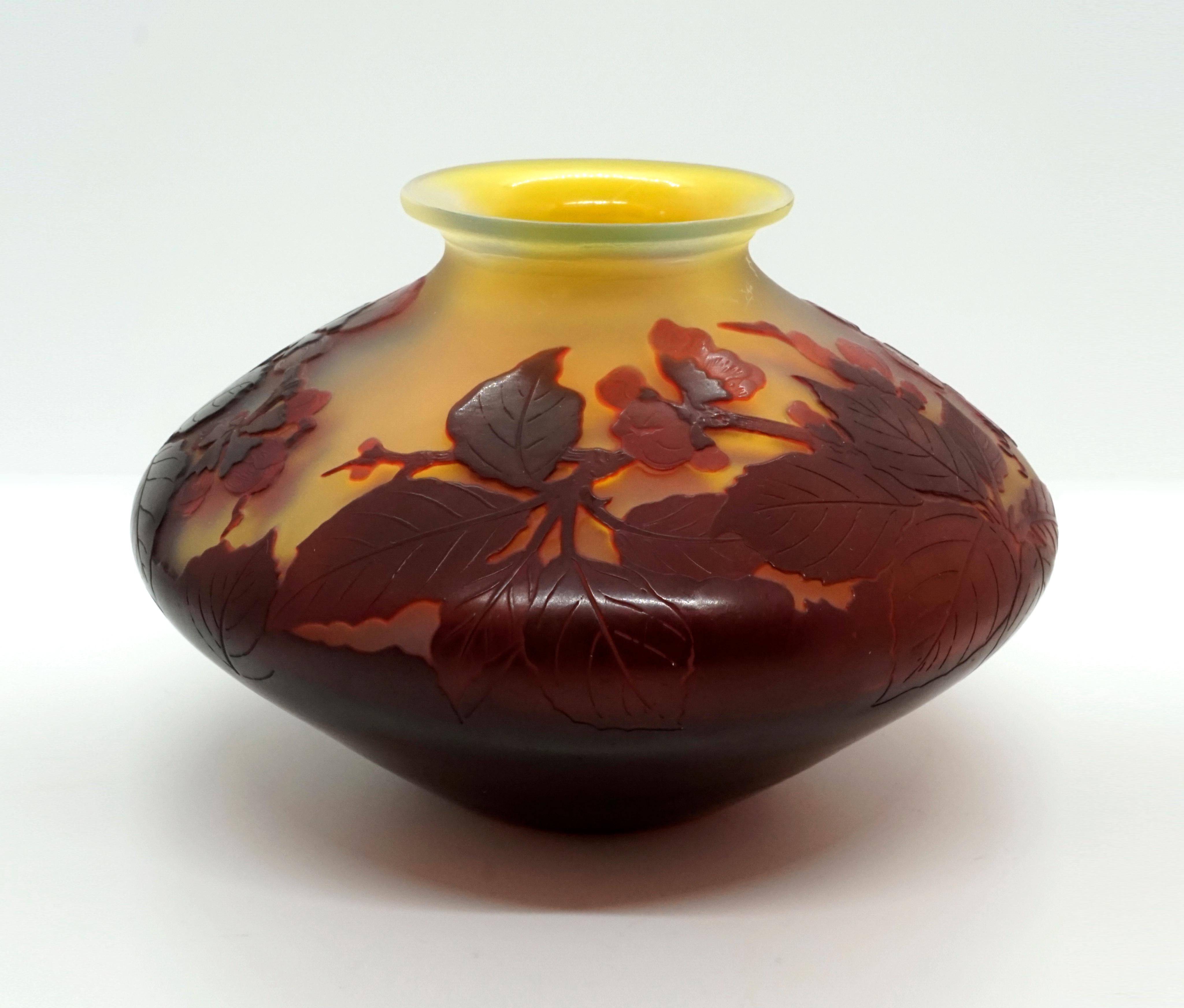 Émile Gallé Art Nouveau Vase Discus Shaped with Hibiscus Decor, France 1906-1914 In Good Condition In Vienna, AT