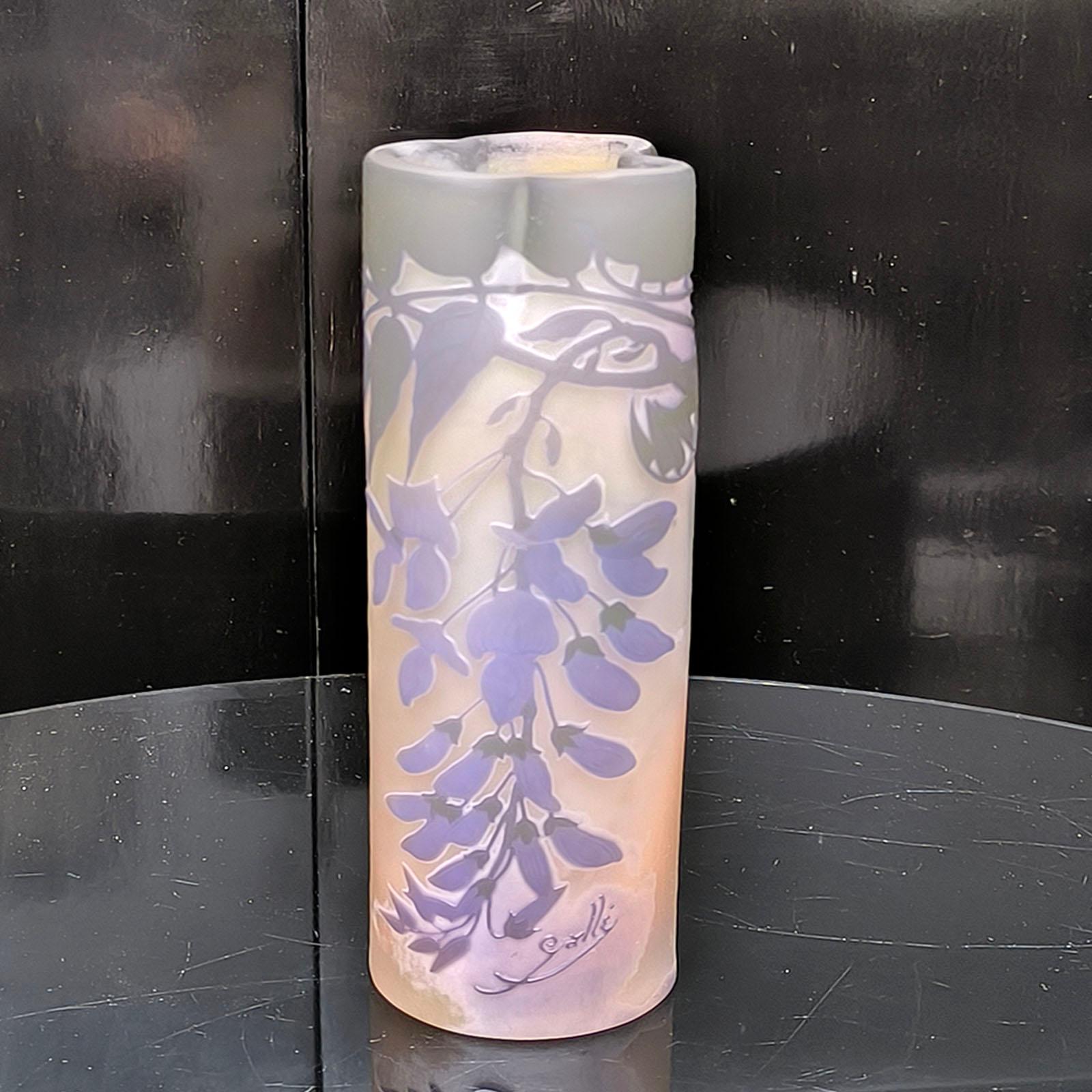 Vaso autentico di Émile Gallé nei toni del viola, del rosa e del bianco opaco.
Incassa il vetro di tre drow messi all'angolo.
Bellissima decorazione a glicine tipica dell'Art Nouveau.
Collo polilobato. Smerigliato e intagliato a forma di