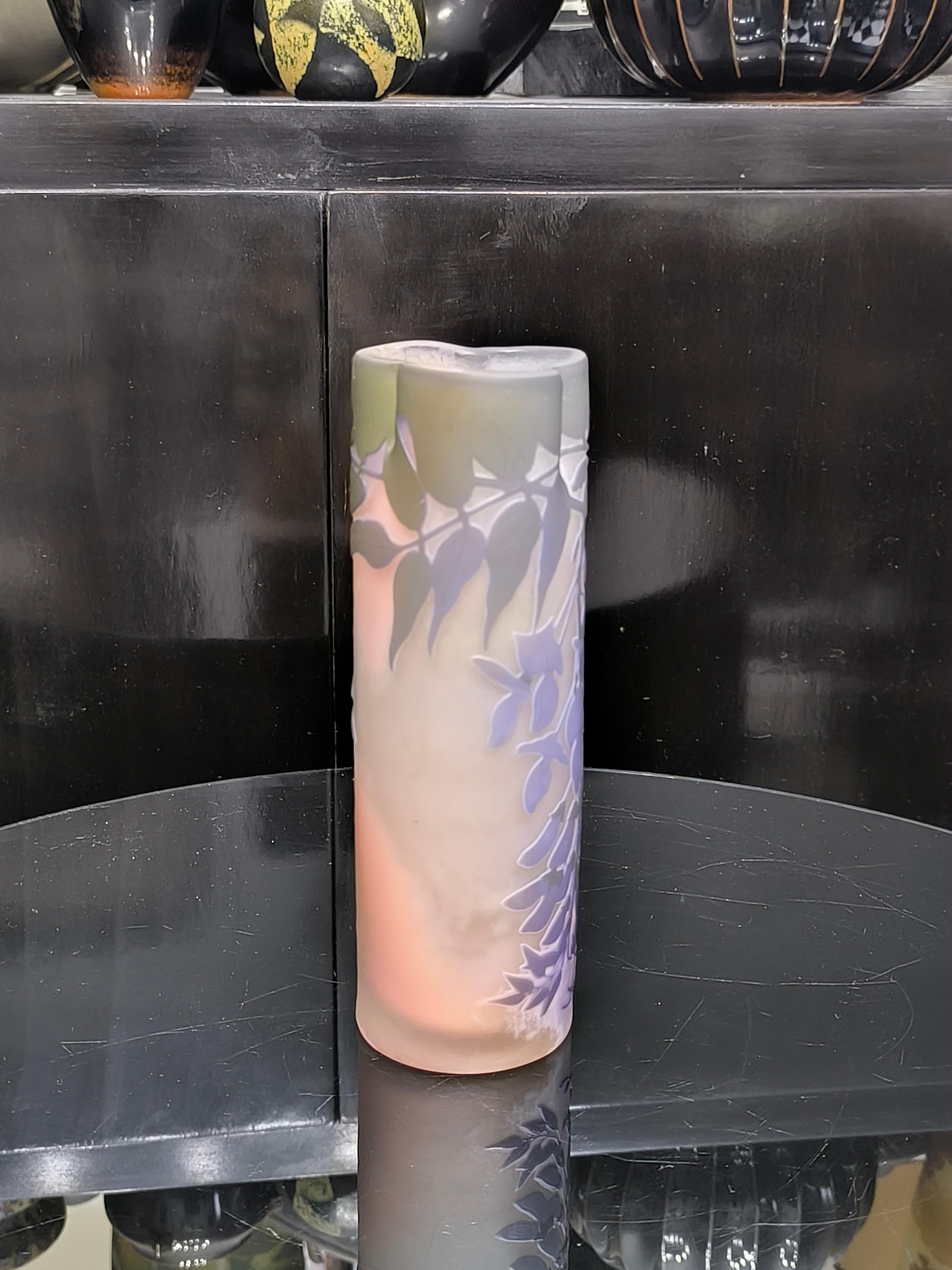 Vaso Trilobo Autentico Emile Galle con decorazione Wysteria In condizioni ottime in vendita a Bochum, NRW
