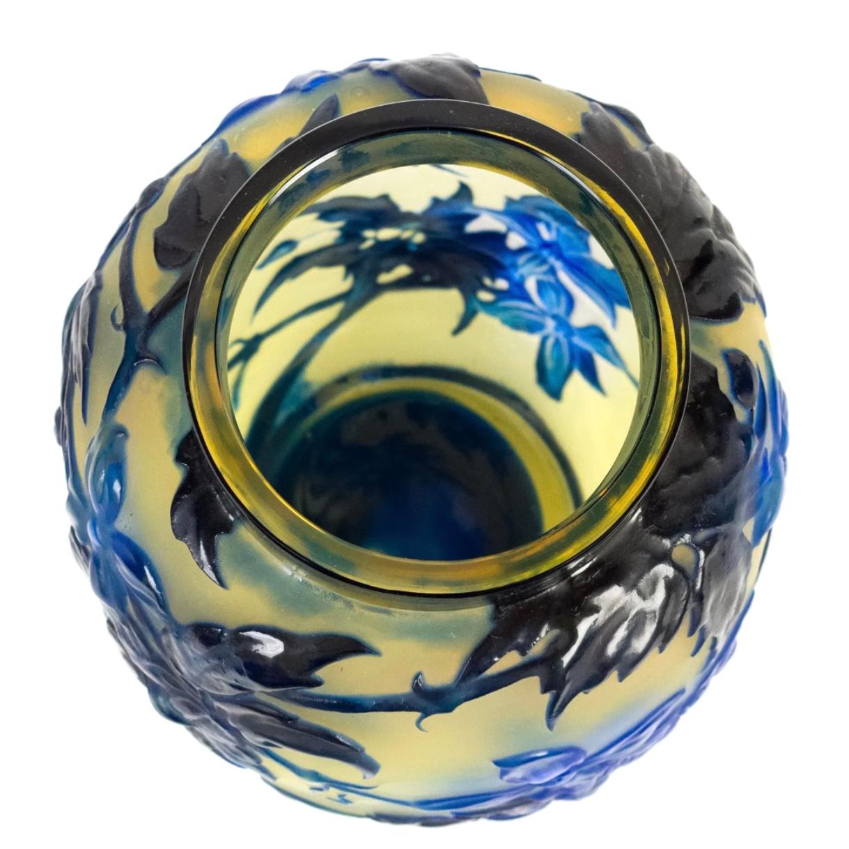 Vaso di Clematis soffiato Emile Galle In condizioni ottime in vendita a Dallas, TX