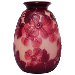 Vase à fleurs de clématites rouges et roses soufflées Emile Galle