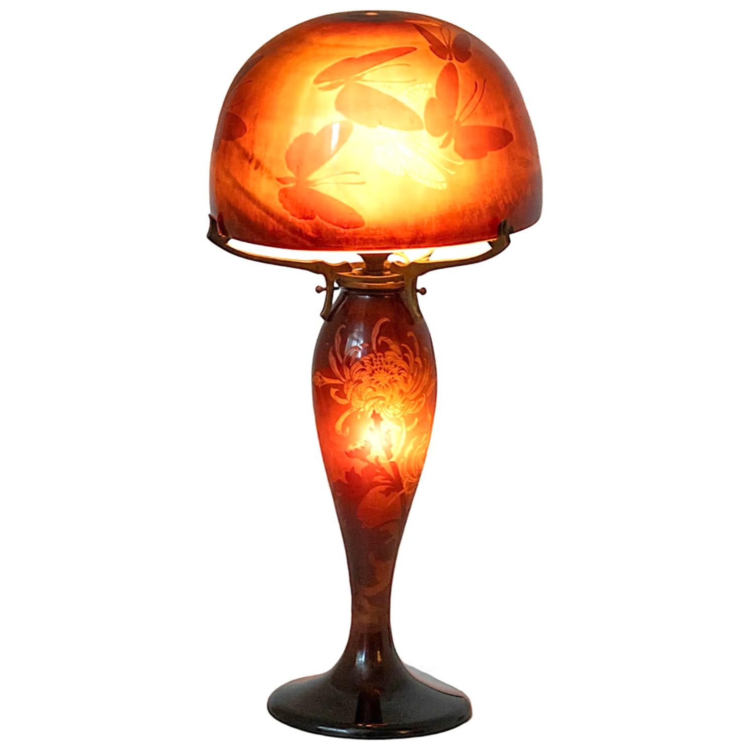 Lampe de table Emile Galle Art Nouveau. Lampe en verre de style art nouveau, décorée de papillons et de fleurs dans un rouge ambré profond. 100% d'origine.
Nancy, France
Circa 1900
Verre d'art, monture en bronze.
Hauteur : 21 pouces (53,5