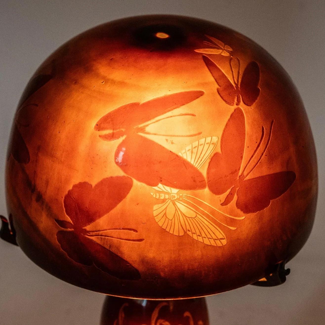 Sculpté Emile Galle Table champignon papillon Lamo en vente