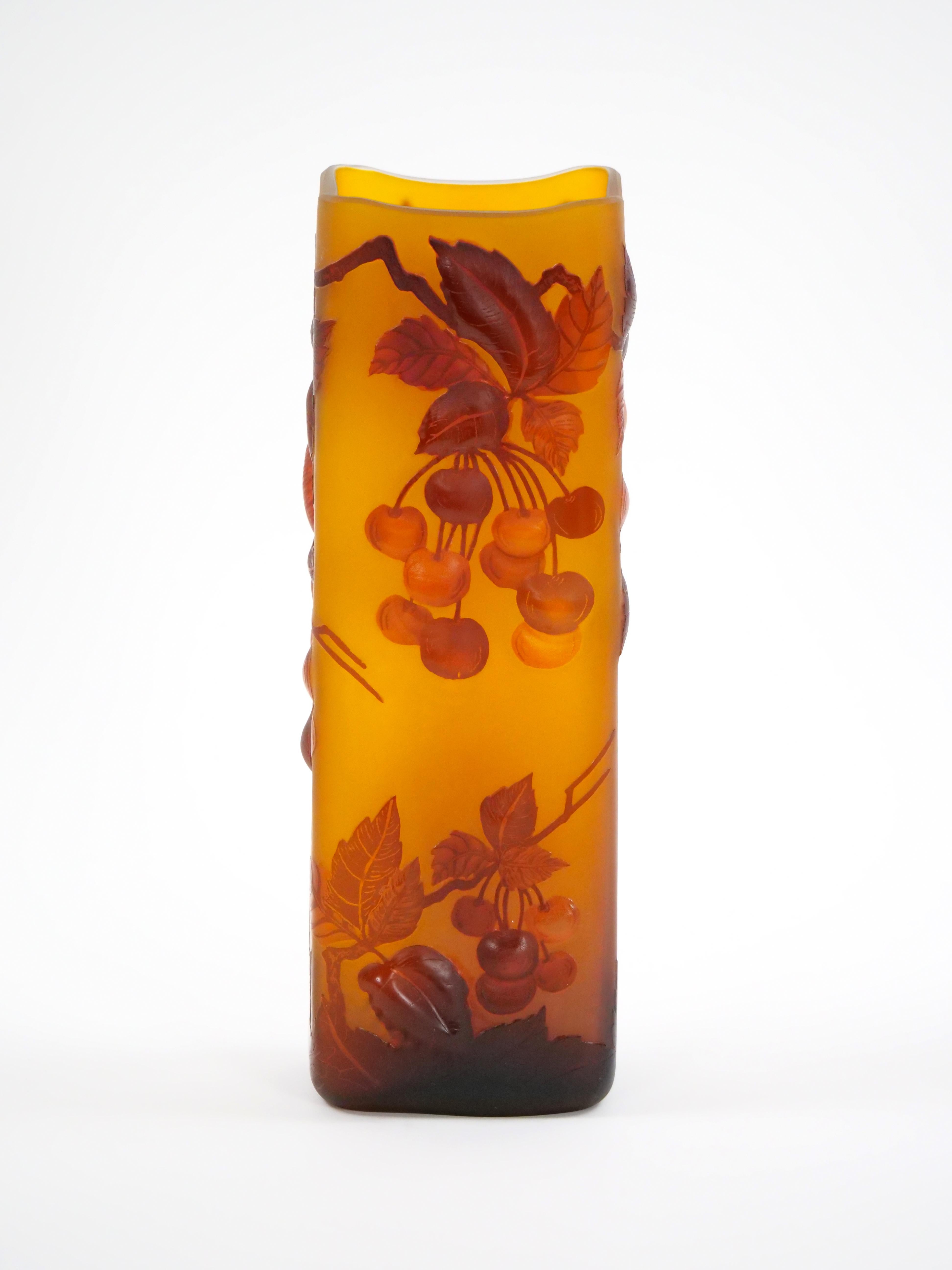 Emile Galle Cameo Glas Jugendstil Vase Rechteckig (Art nouveau) im Angebot