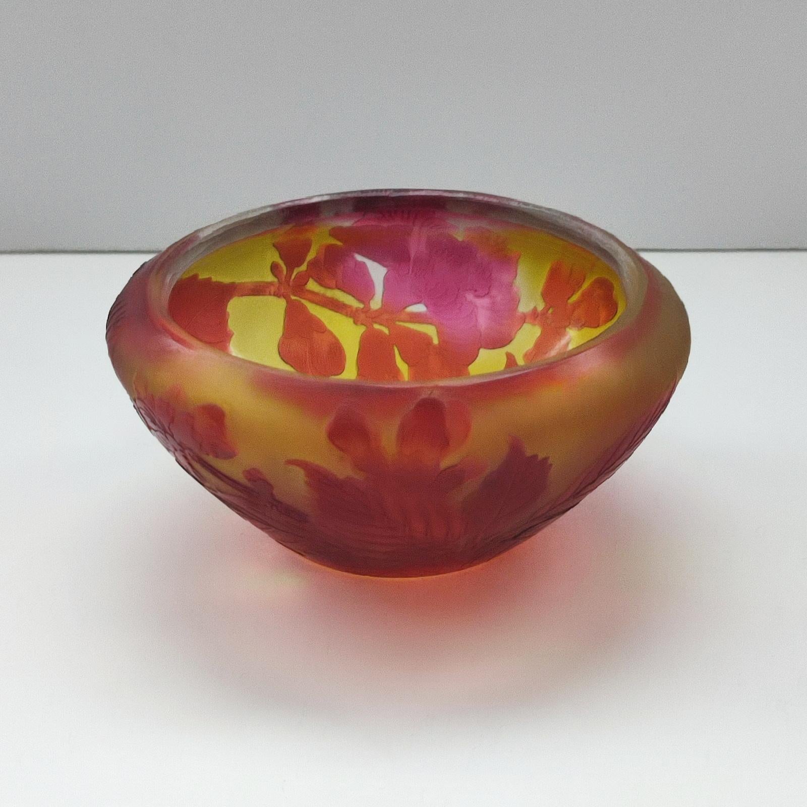 Emile Gallé Cameo Glass Bowl - Branches de cognassier en fleurs 2