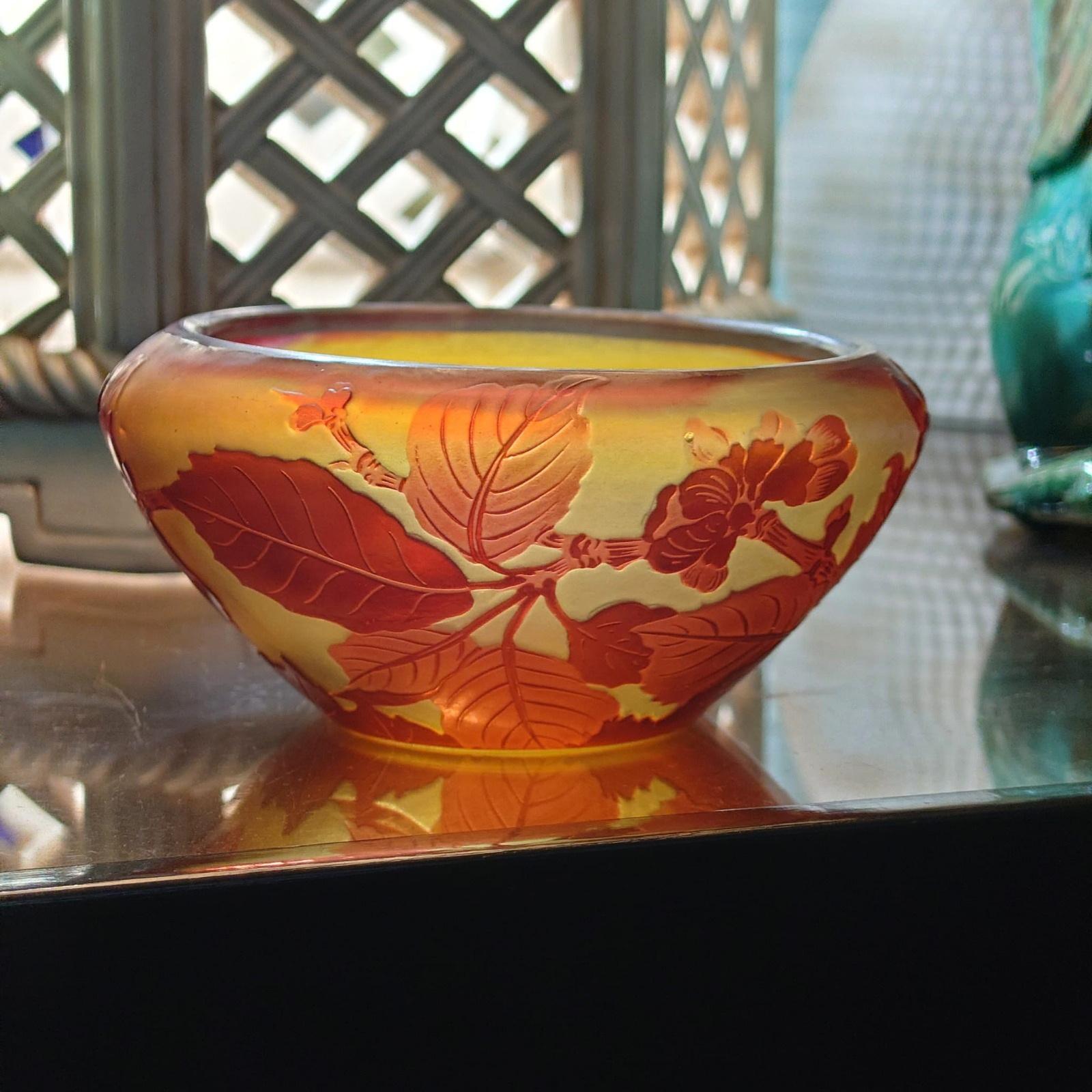 Art Nouveau Emile Gallé Cameo Glass Bowl - Branches de cognassier en fleurs