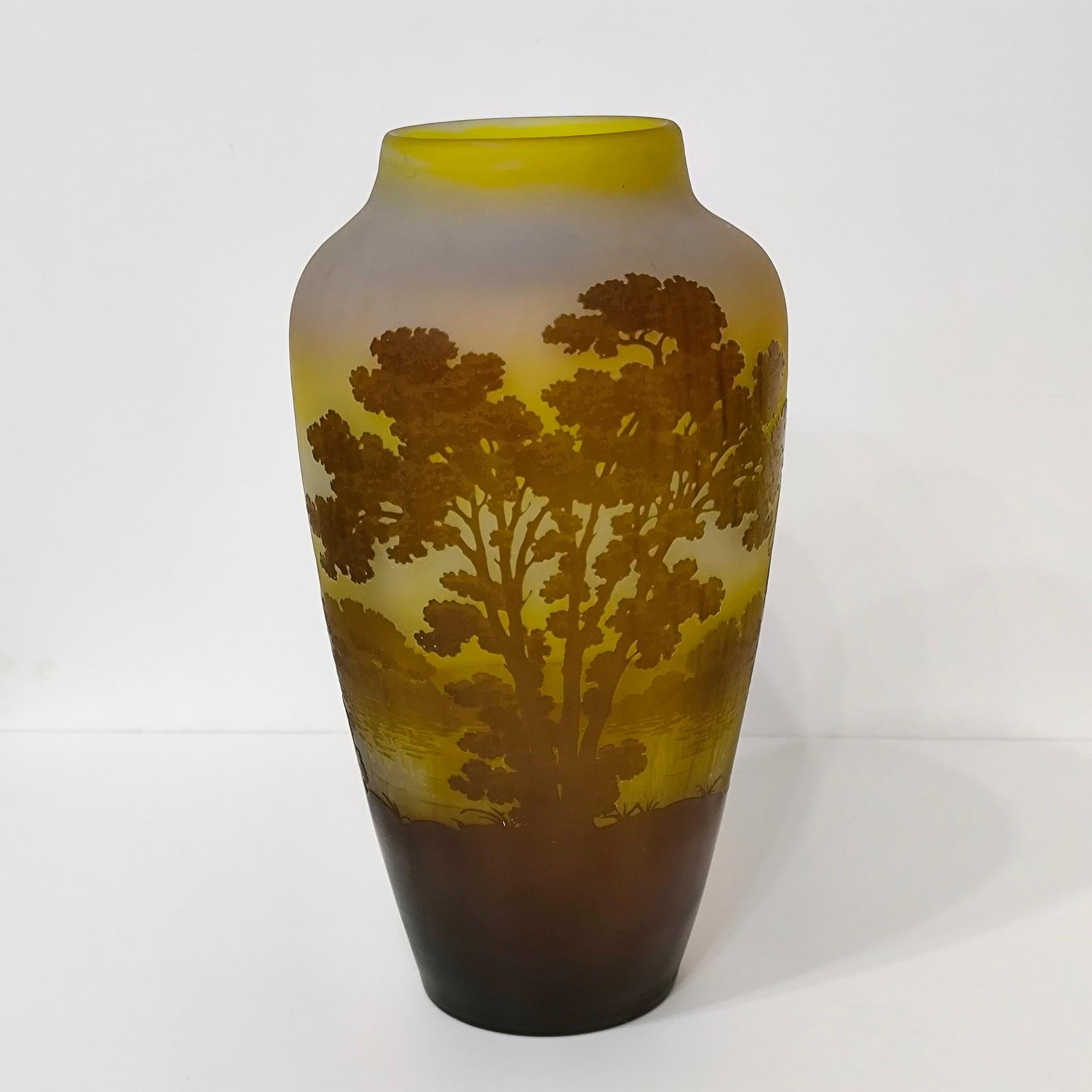 Impressionante Emile Gallé, vaso con paesaggio di prato, Nancy 1904-06
Grande vaso a cammeo in vetro incolore, parzialmente supportato in giallo e ocra, sovrapposto in marrone-violetto, decorazione incisa lucida su un fondo opaco, che circonda un
