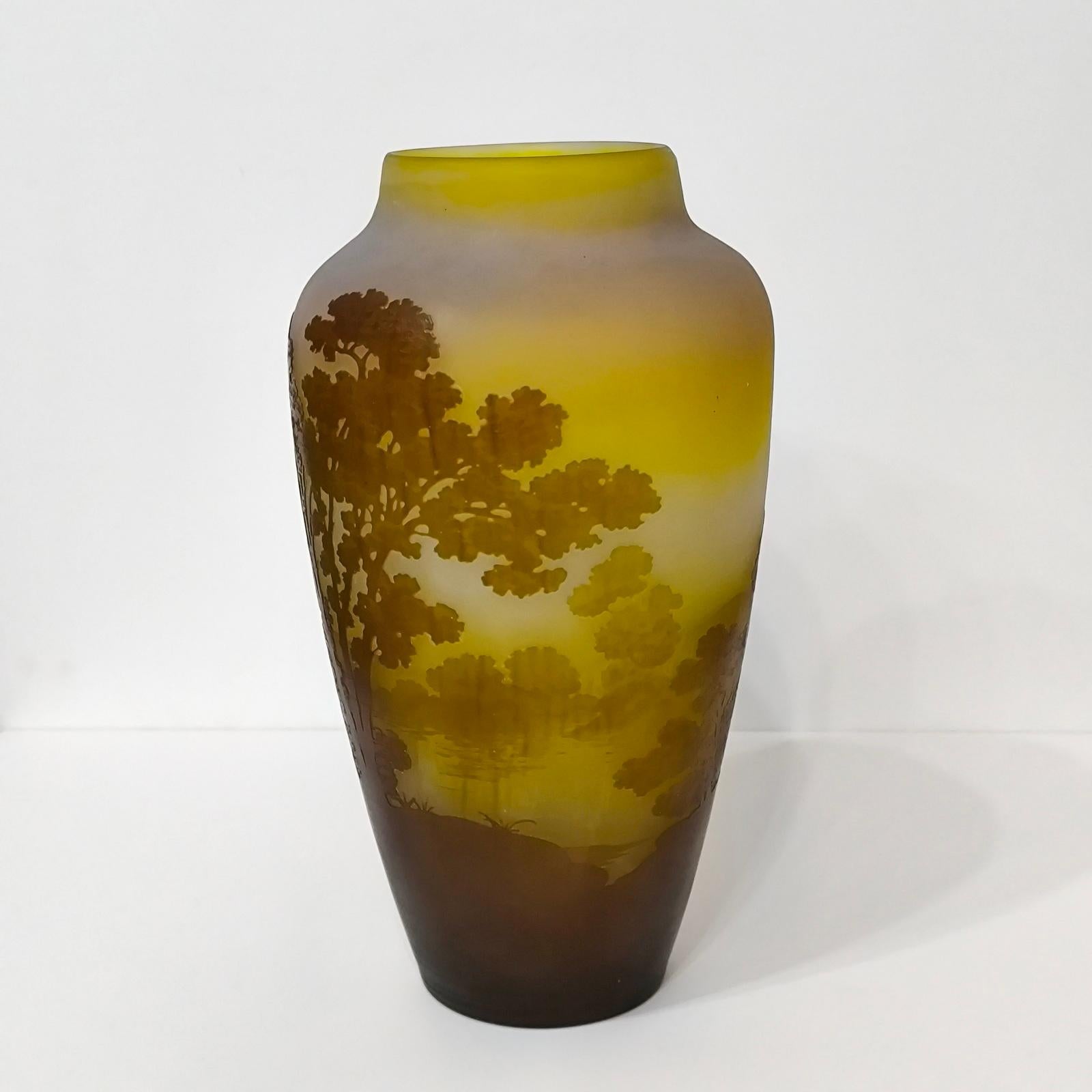 Art Nouveau Vaso di Emile Galle con cammeo in vetro con paesaggio del lago forestale, Francia, 1904 circa in vendita