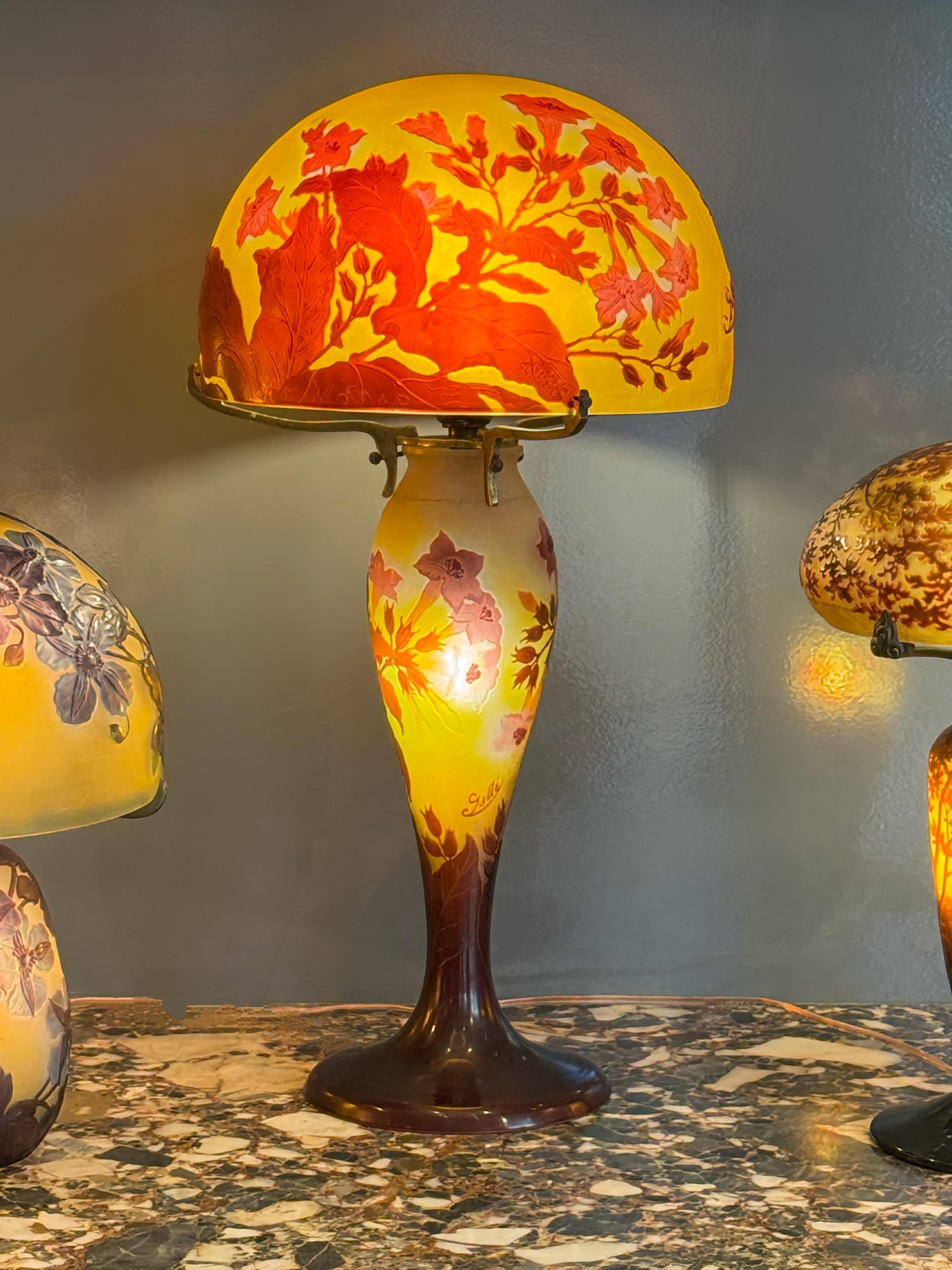 Lámpara de mesa de vidrio camafeo Émile Gallé, hacia 1900 en venta 2