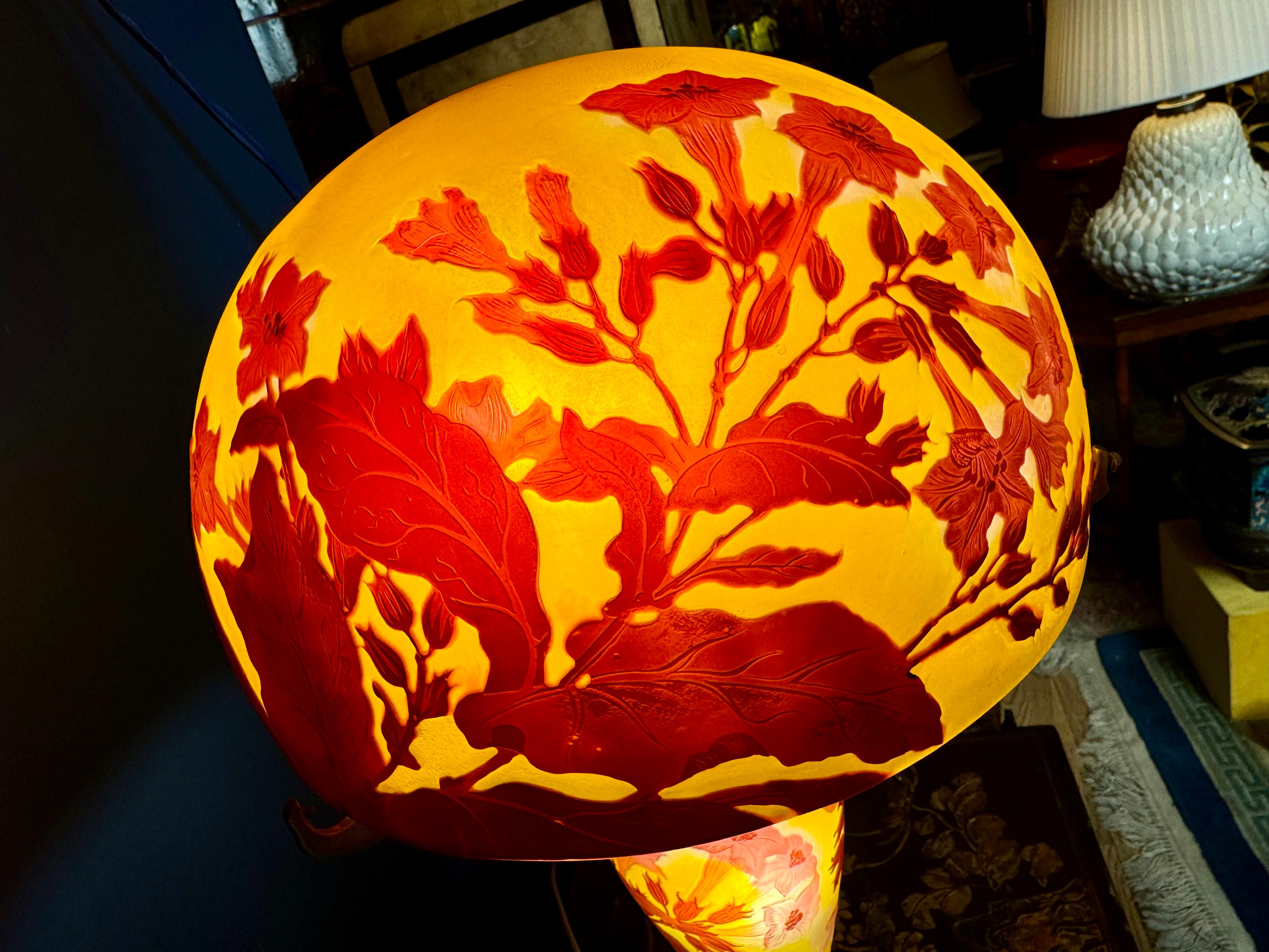 Lámpara de mesa de vidrio camafeo Émile Gallé, hacia 1900 Tallado a mano en venta