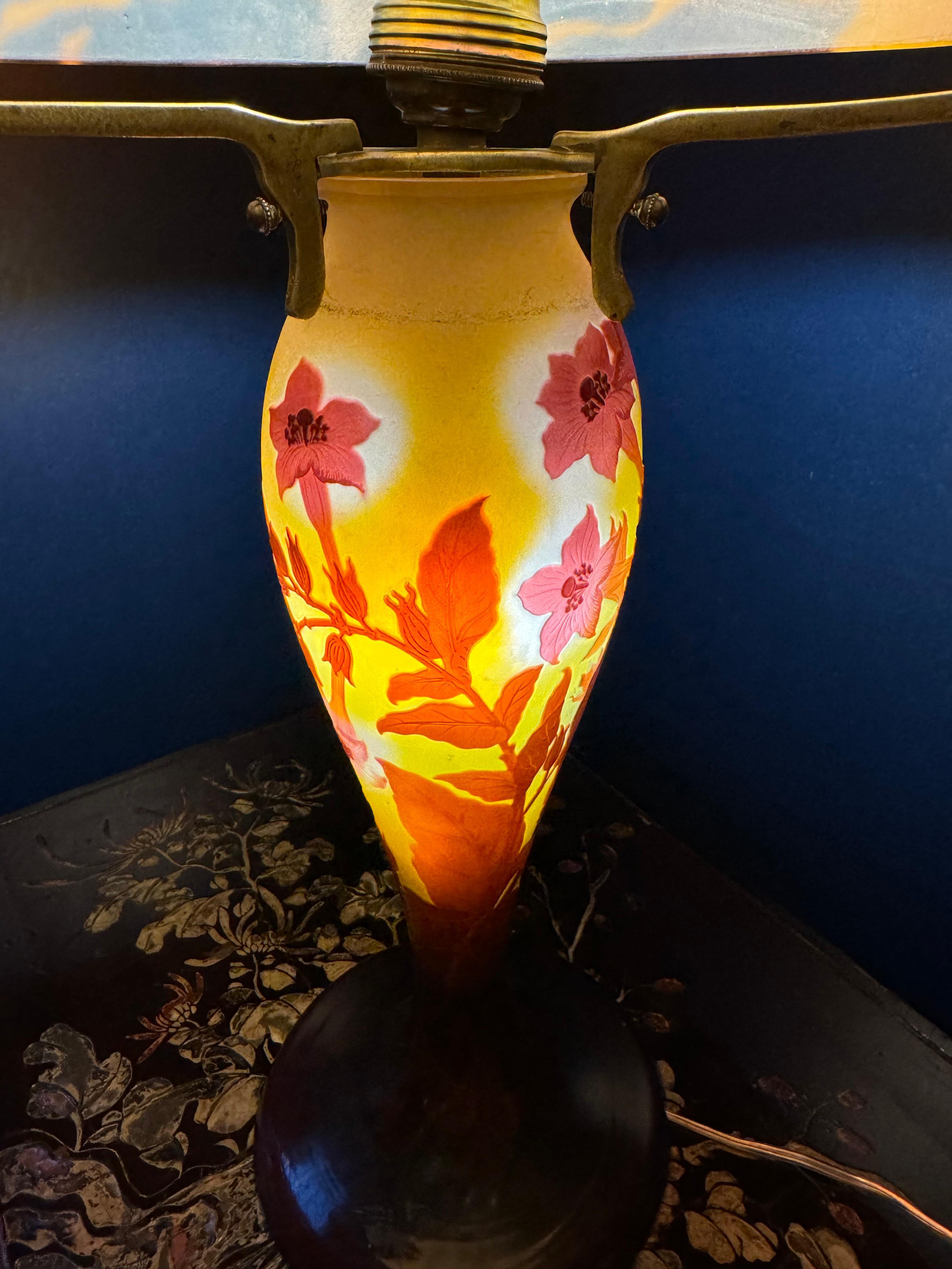 Lámpara de mesa de vidrio camafeo Émile Gallé, hacia 1900 en Bueno estado para la venta en CABA, AR