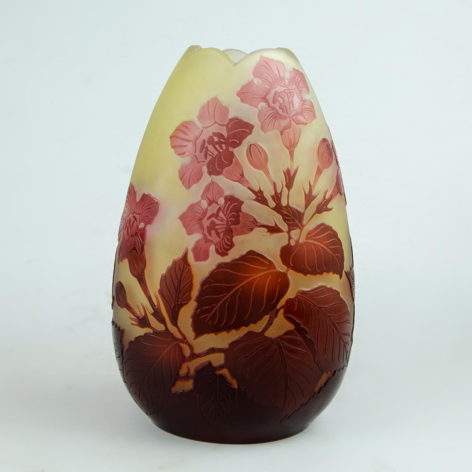 Emile Galle Cameo Glass Vase 1900 In Good Condition For Sale In Autonomous City Buenos Aires, CABA