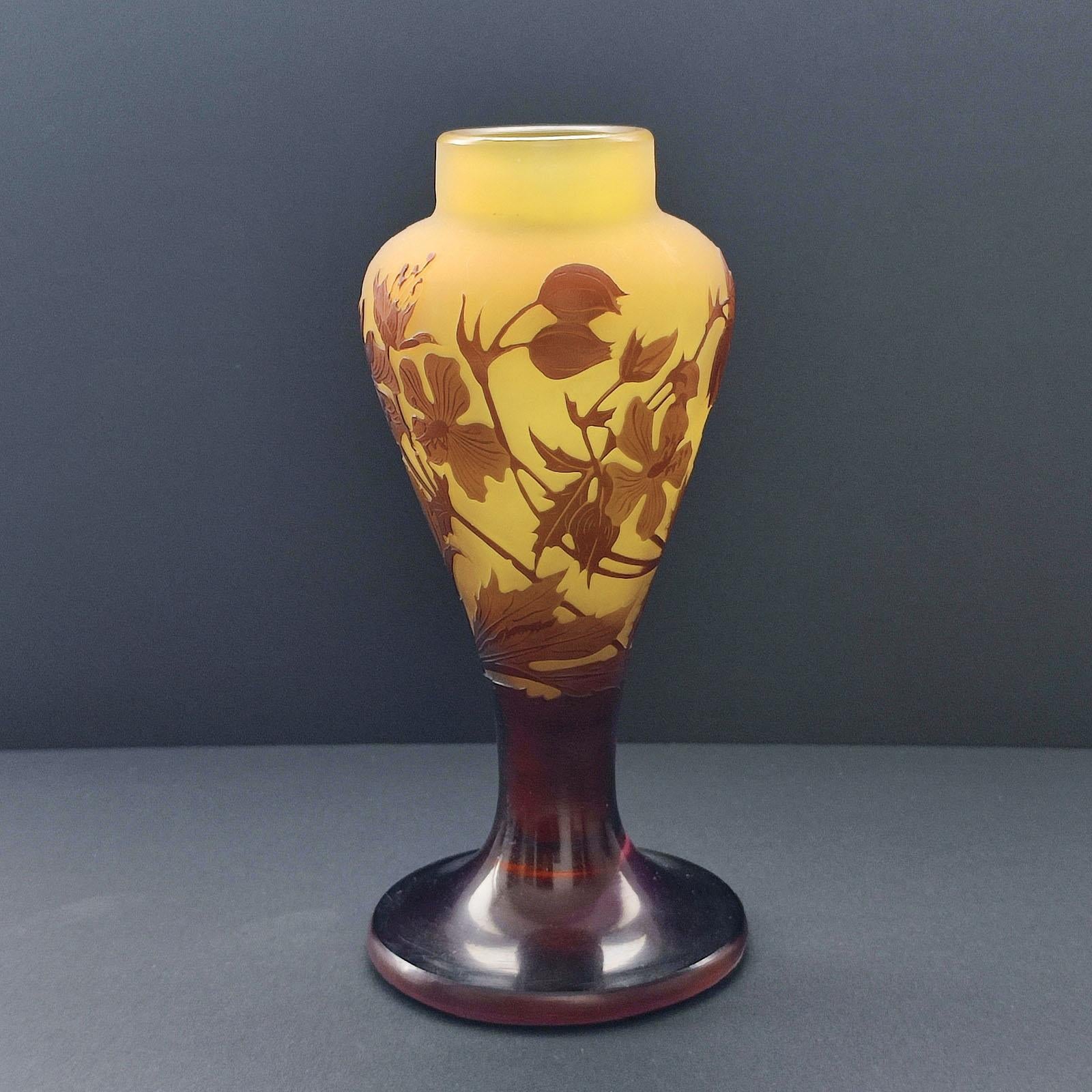 Art nouveau Emile Galle Vase en verre Cameo Clematis en vente