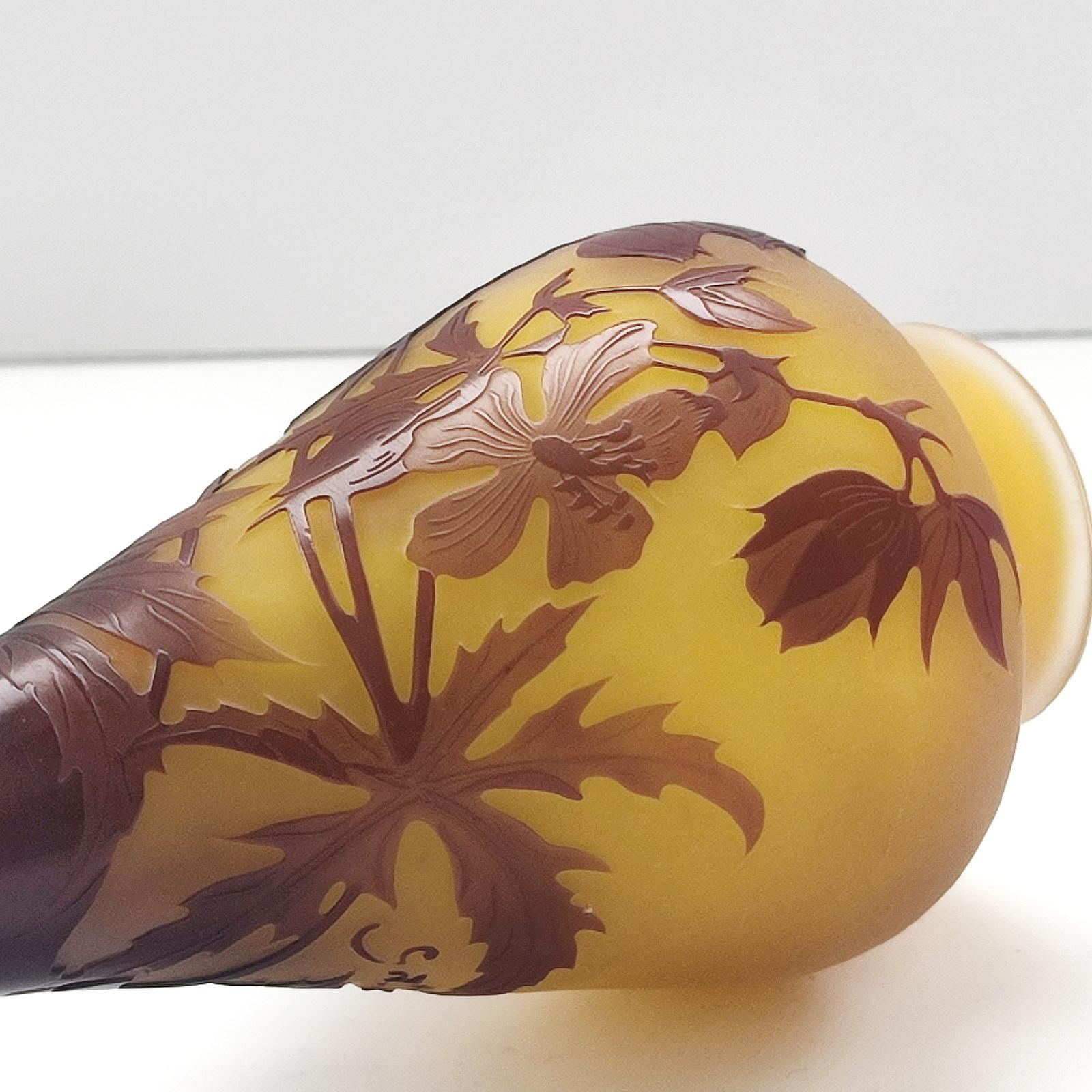 Emile Galle Cameo Glass Vase Clematis In Good Condition For Sale In Bochum, NRW