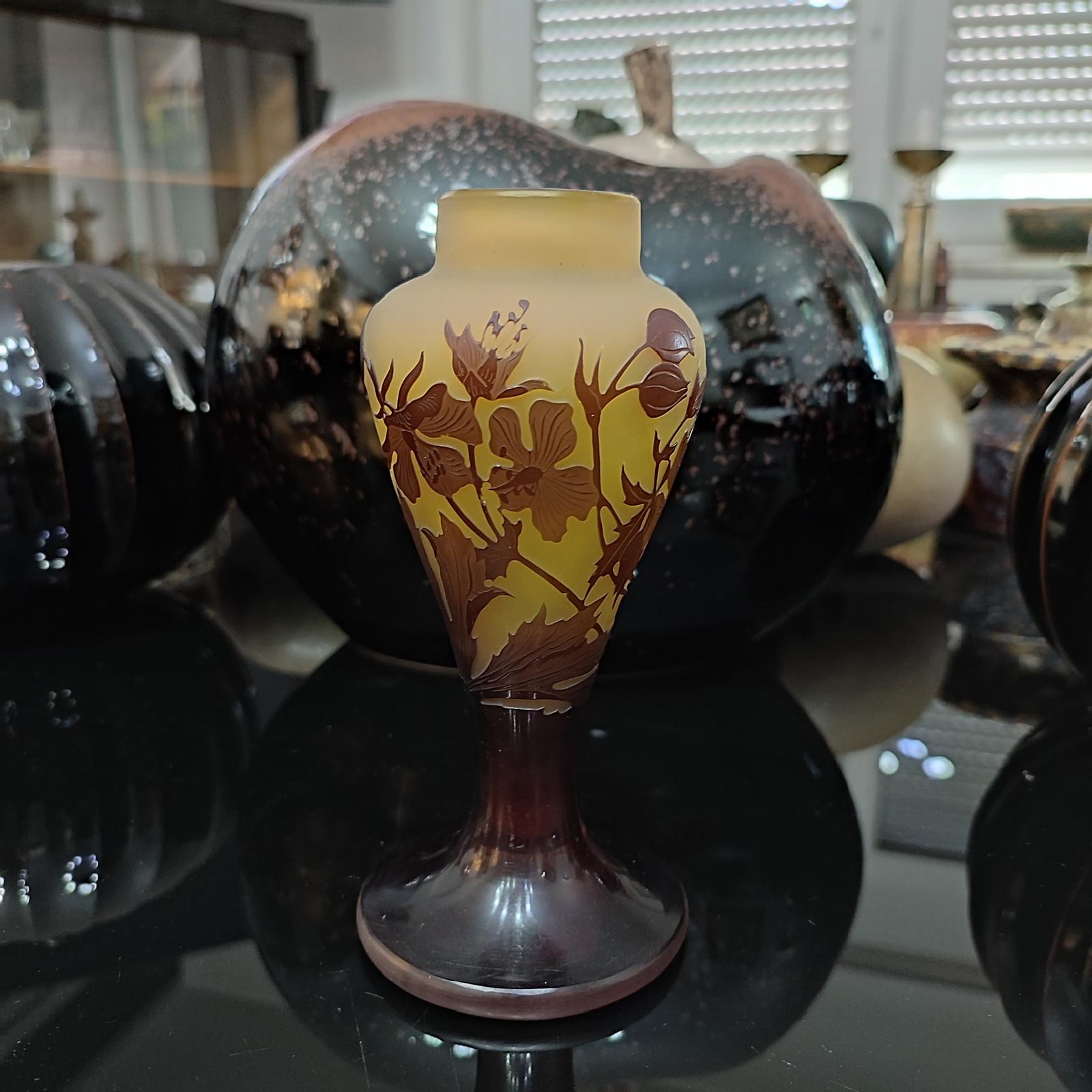 A Rare Art Nouveau Cameo Glass Vase with Clematis Decor, by Émile Gallé Nancy In Good Condition For Sale In Bochum, NRW
