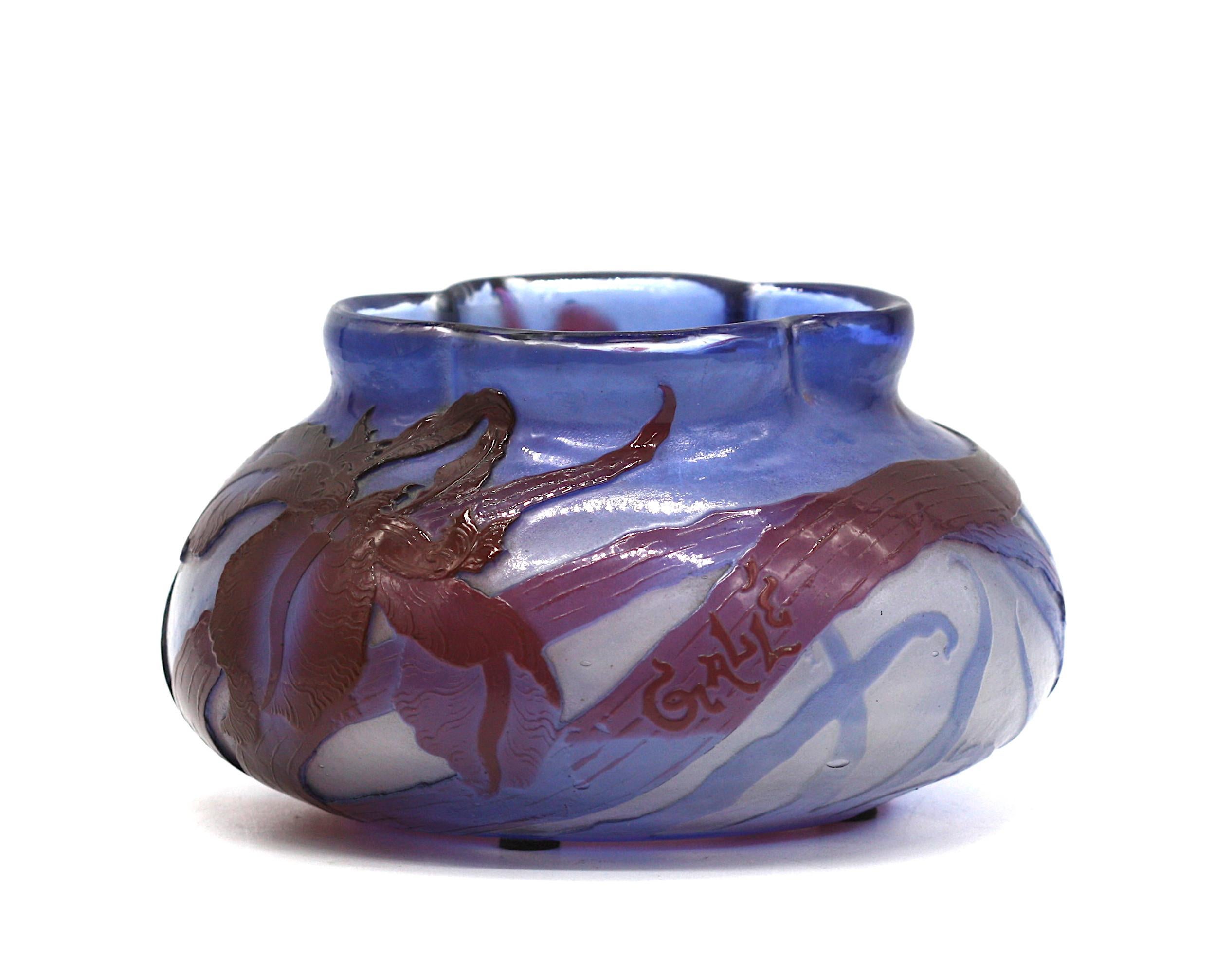 Emile Galle, francese(1846-1904)
Vaso in vetro cammeo finemente tagliato a ruota e lucidato a fuoco, 