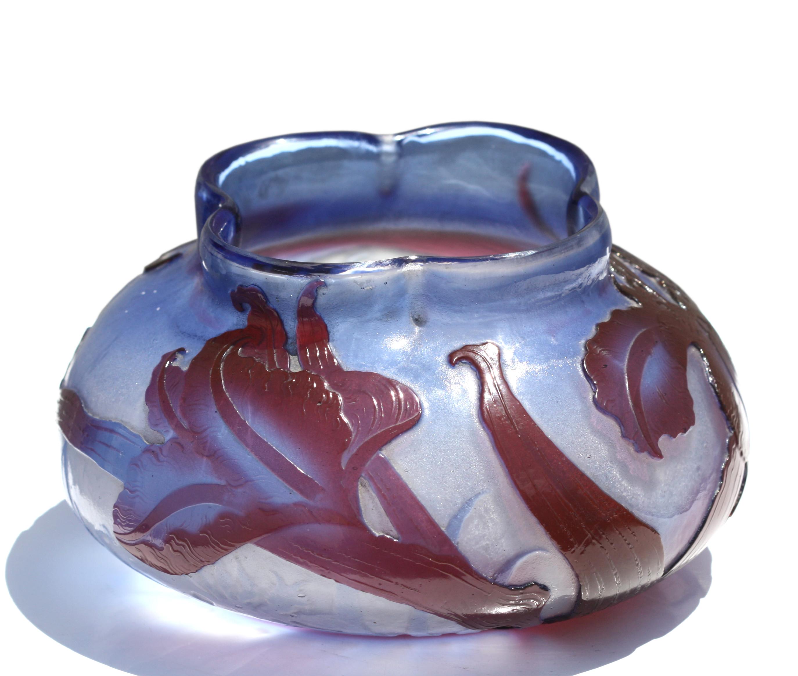 Vetro Vaso in vetro cammeo Emile Galle, 'Fiori' in vendita