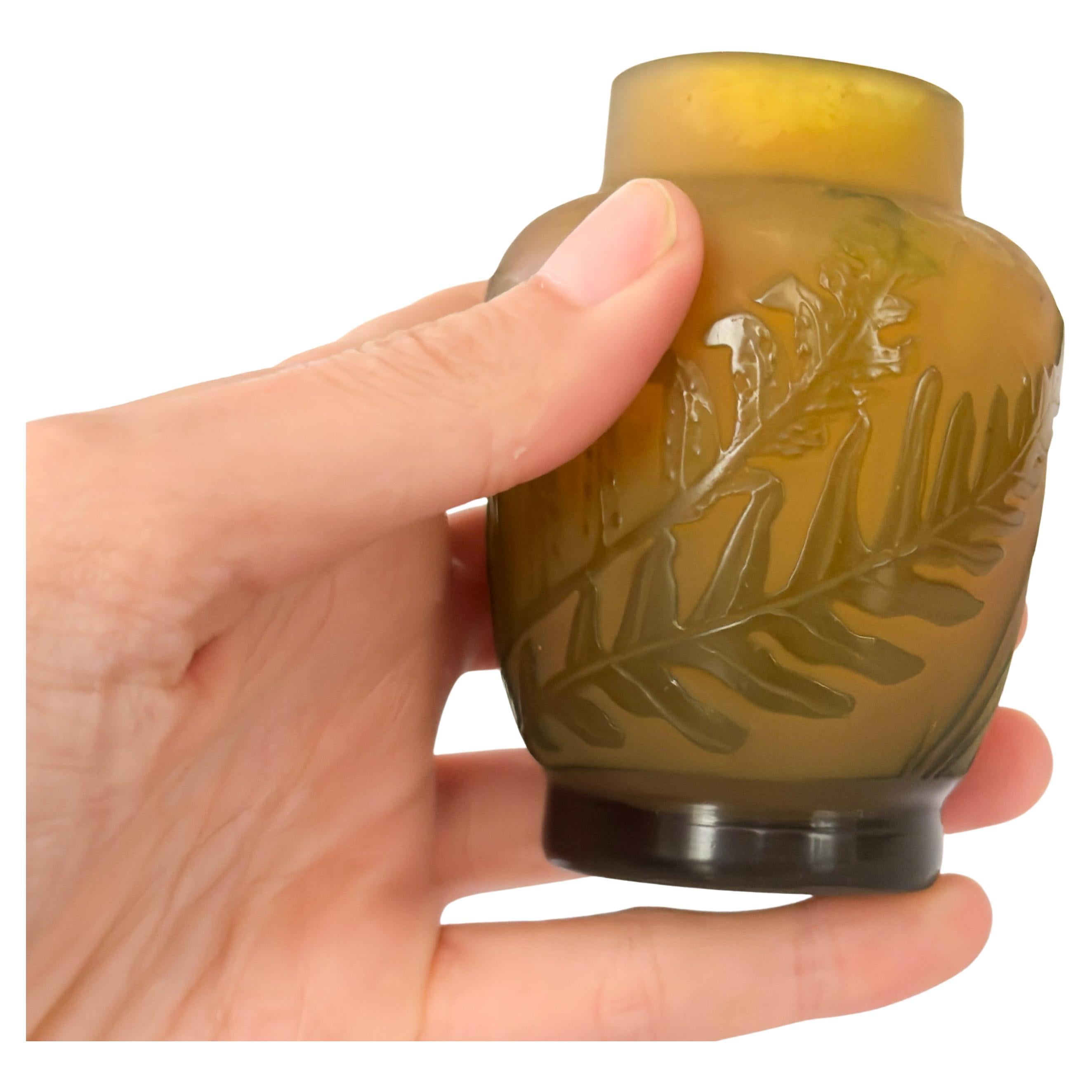 Vaso di vetro Emile Galle Cameo Greene 
Greene, XX secolo in vendita