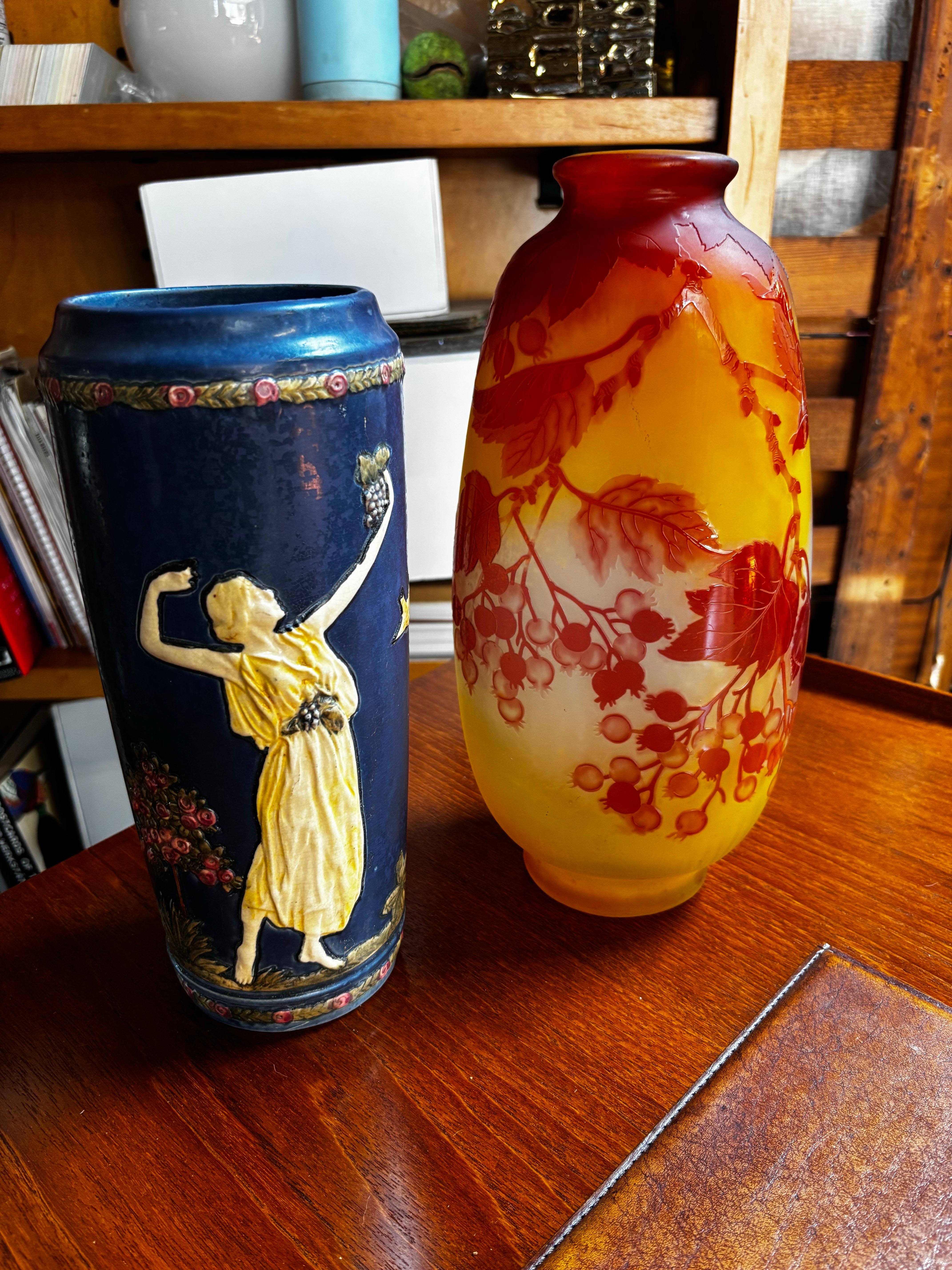 Emile Galle Vase en verre camée avec motif de baies rouges en vente 1