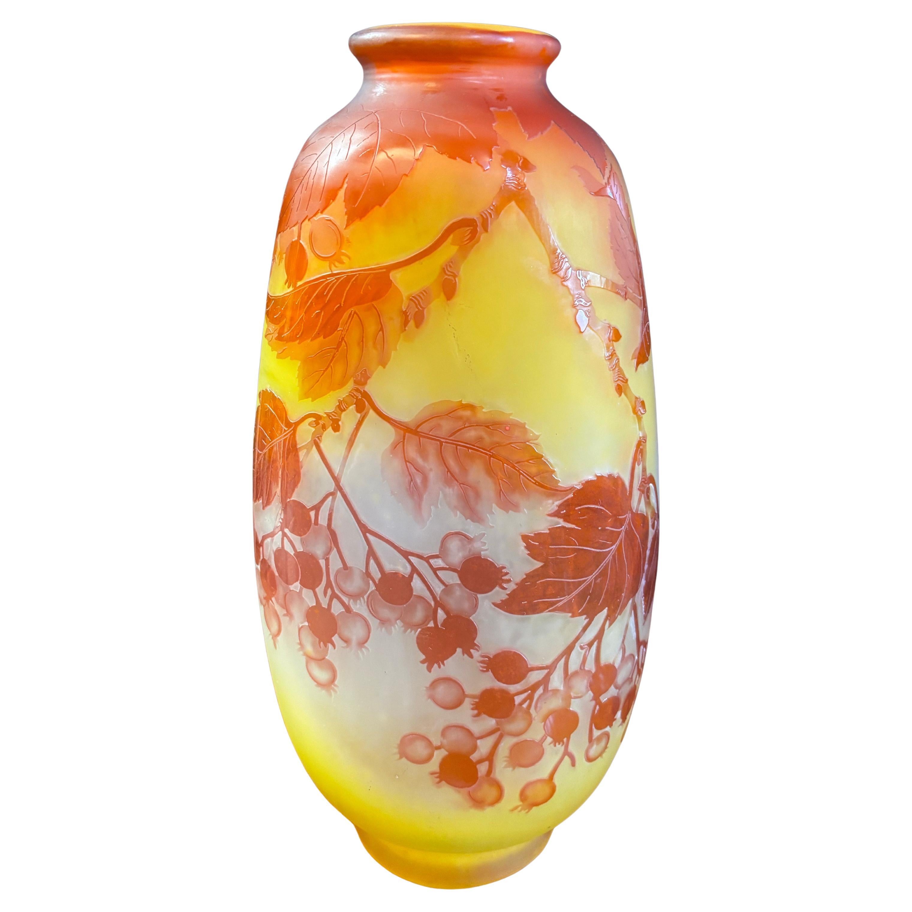 Emile Galle Vase en verre camée avec motif de baies rouges en vente