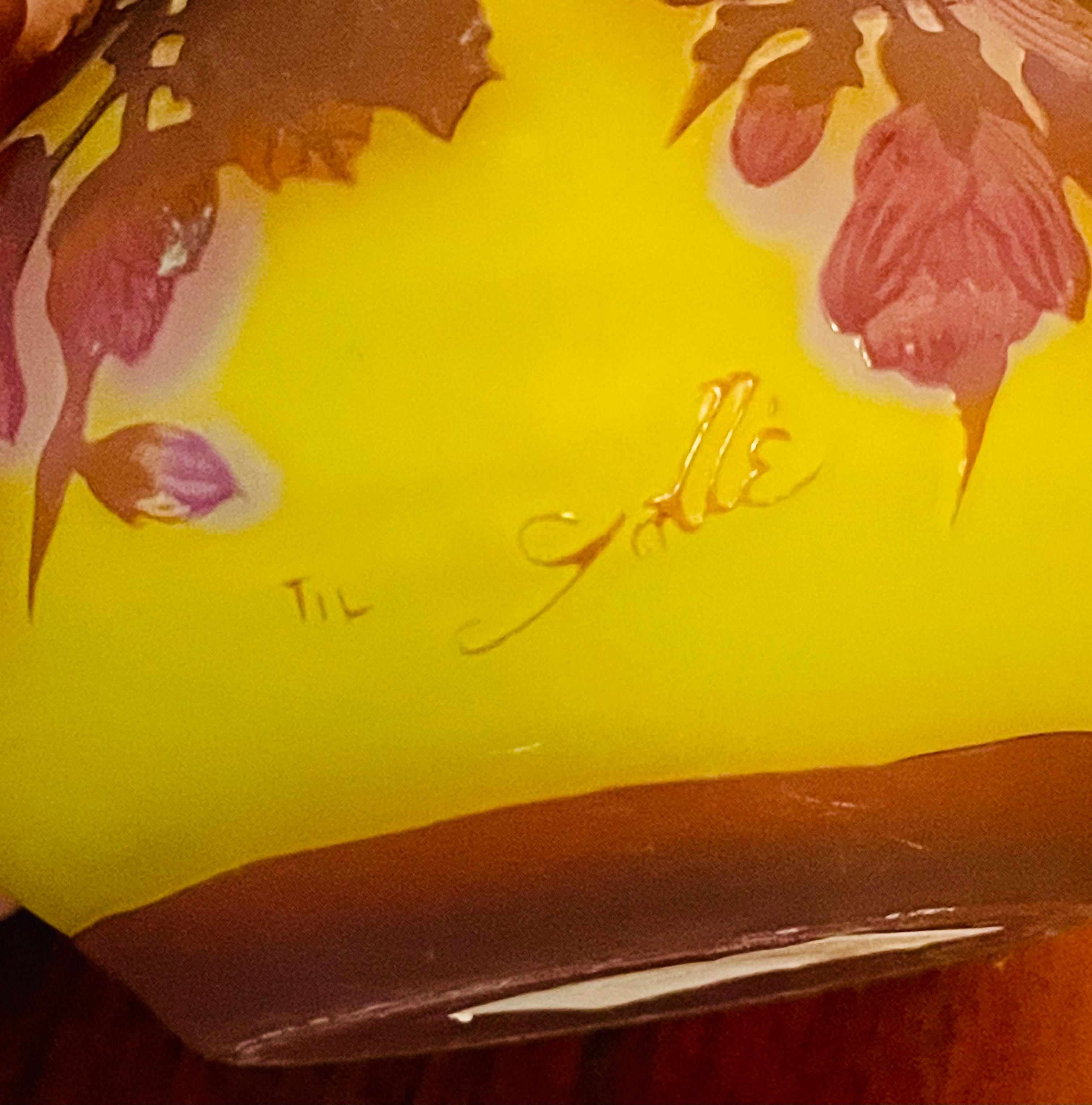 Vase à lampe Art nouveau à motifs floraux en verre camé Emile Galle en vente 5