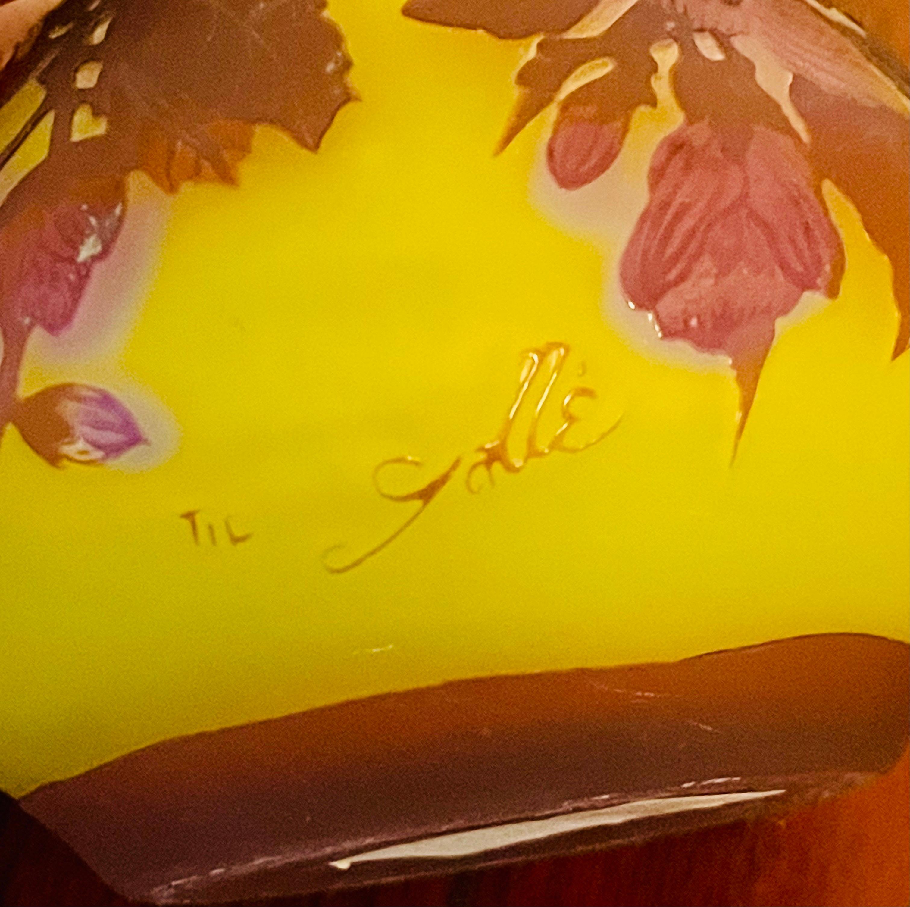 Vase à lampe Art nouveau à motifs floraux en verre camé Emile Galle en vente 6