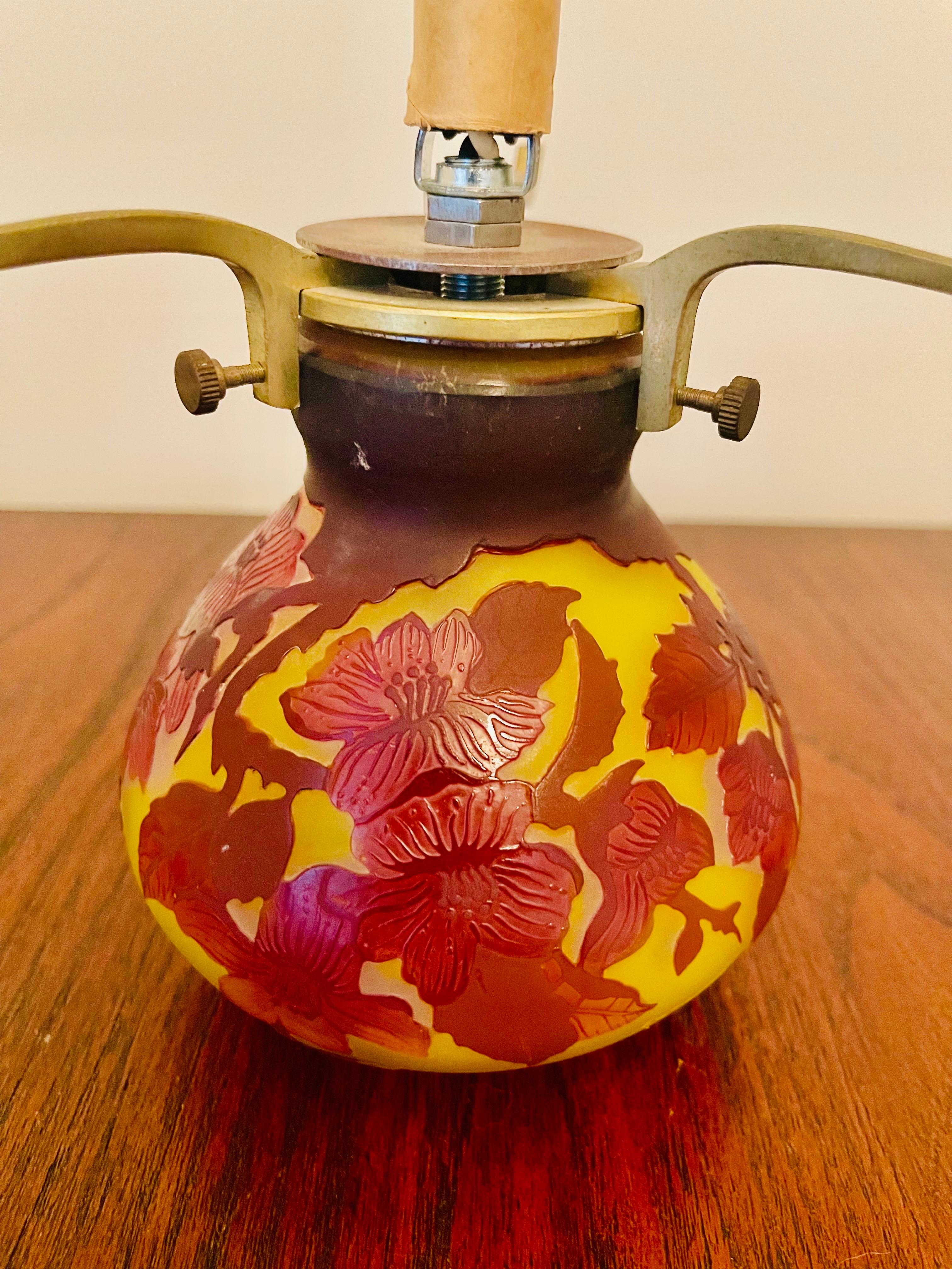 Vase à lampe Art nouveau à motifs floraux en verre camé Emile Galle Bon état - En vente à West Hartford, CT
