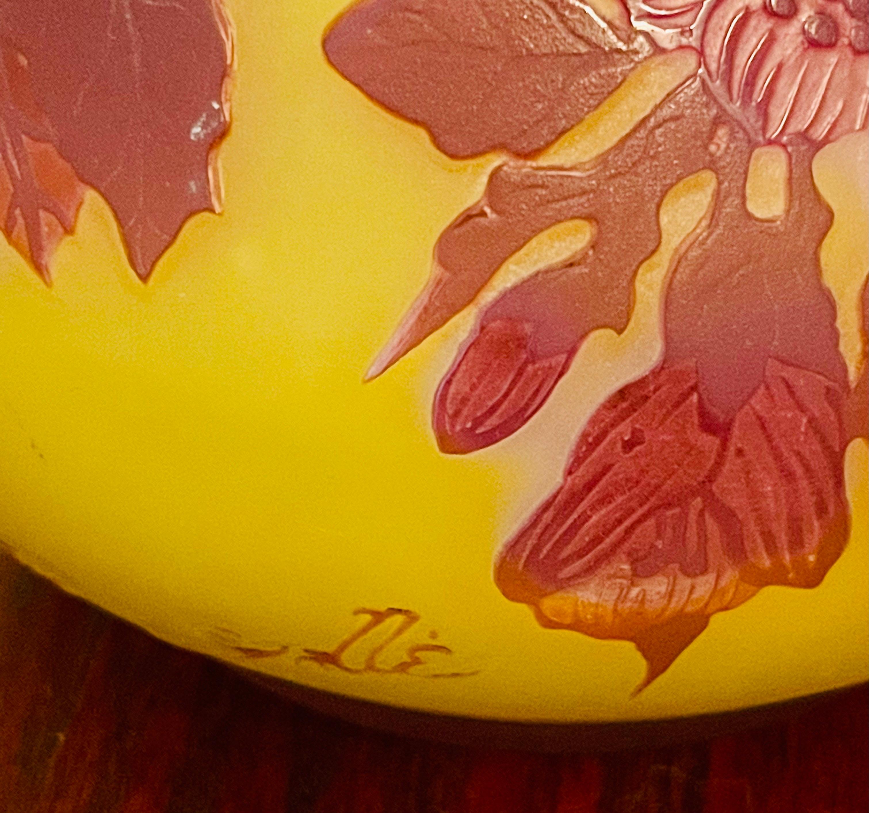 Verre d'art Vase à lampe Art nouveau à motifs floraux en verre camé Emile Galle en vente