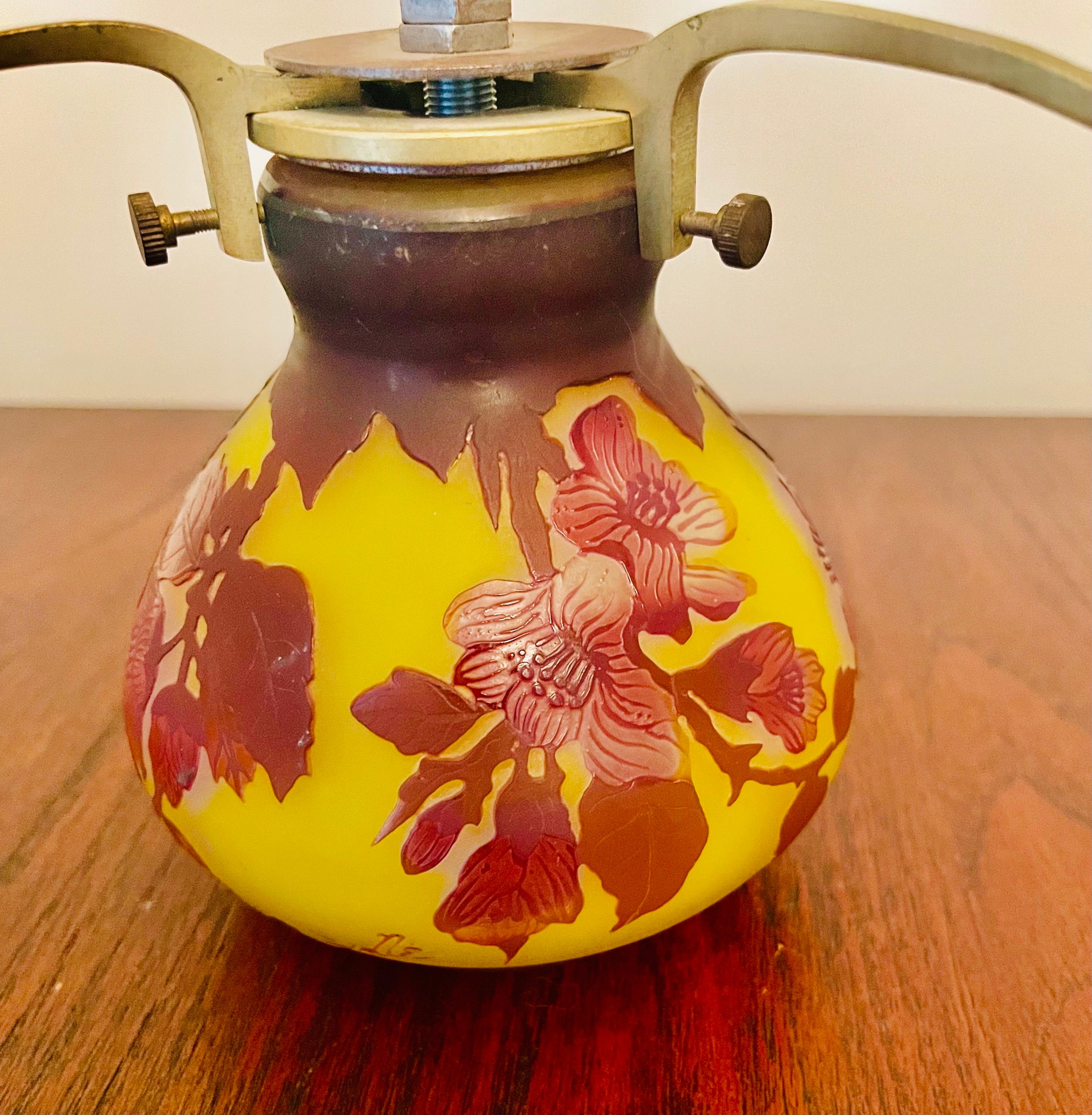 Vase à lampe Art nouveau à motifs floraux en verre camé Emile Galle en vente 1