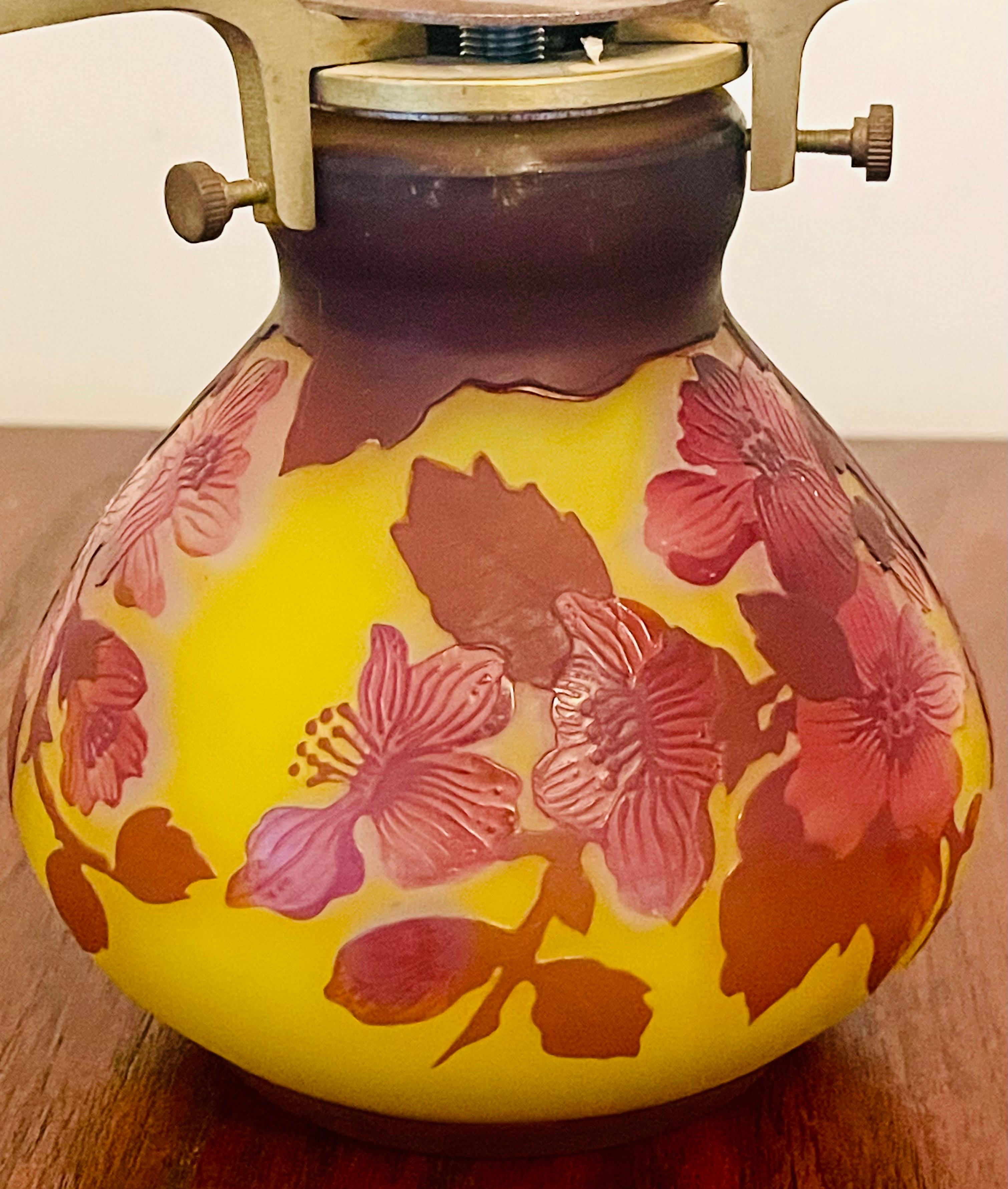 Vase à lampe Art nouveau à motifs floraux en verre camé Emile Galle en vente 2