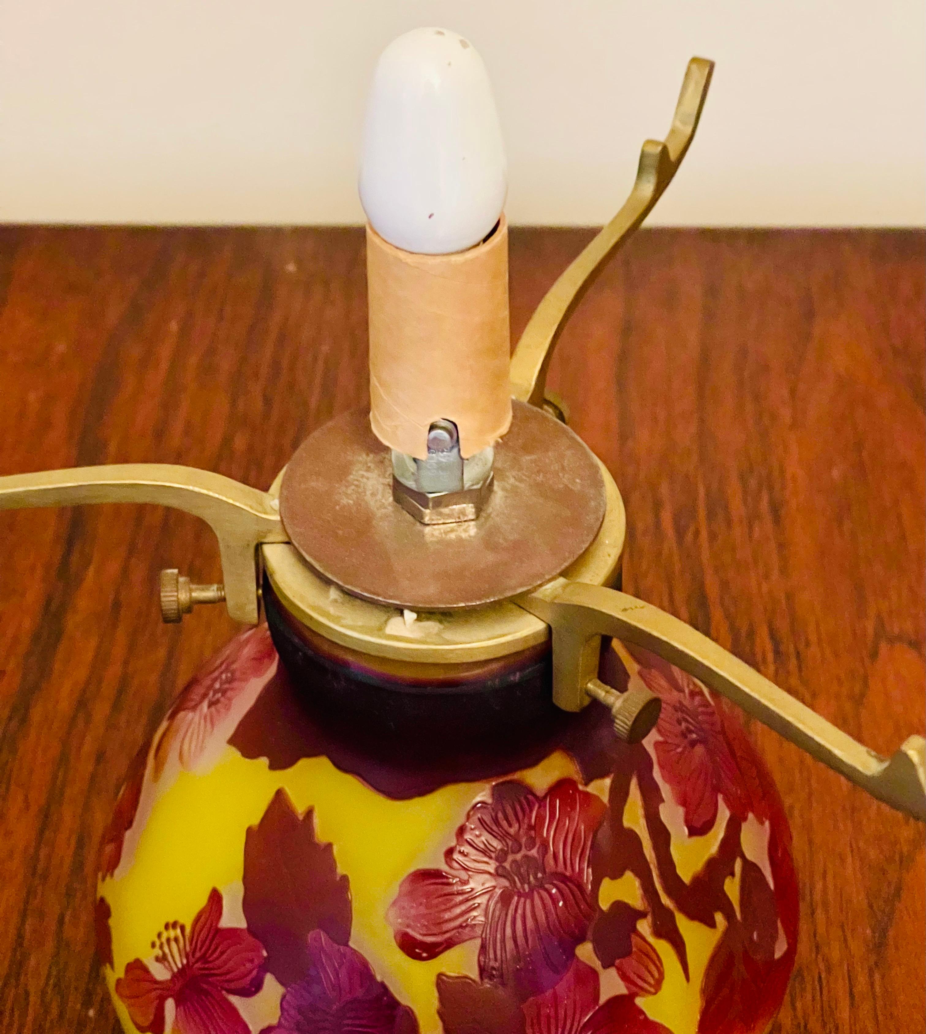 Vase à lampe Art nouveau à motifs floraux en verre camé Emile Galle en vente 3