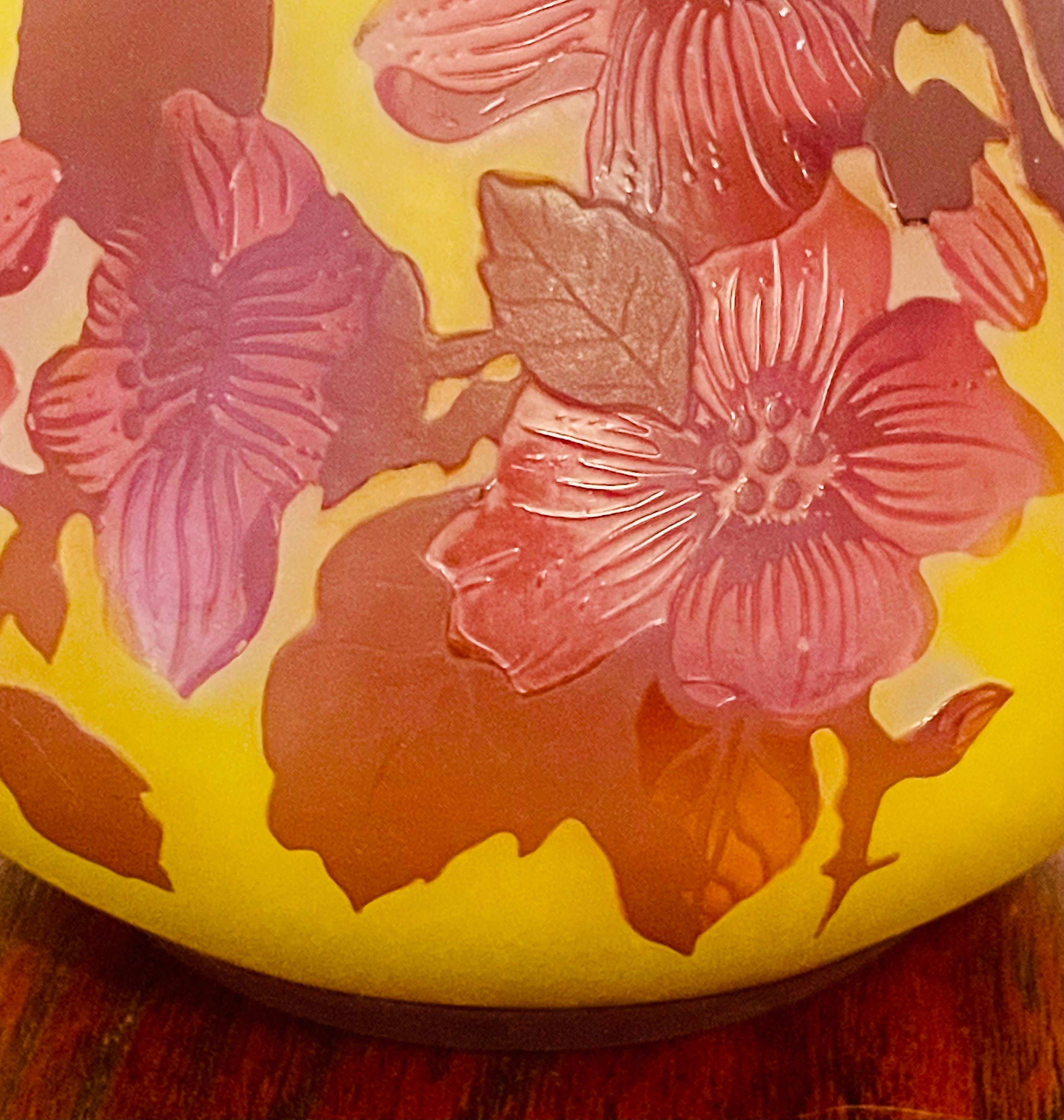Vase à lampe Art nouveau à motifs floraux en verre camé Emile Galle en vente 4