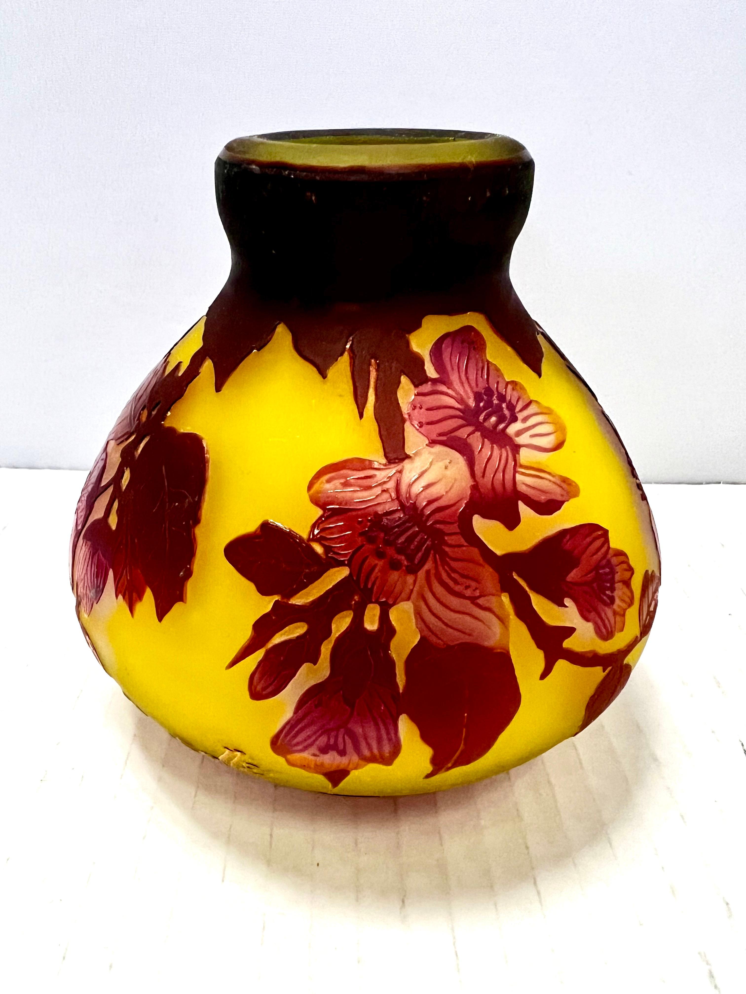 Emile Galle Cameo Glass Windowpane Floral Art Noveau Vase Vessel In Good Condition For Sale In West Hartford, CT