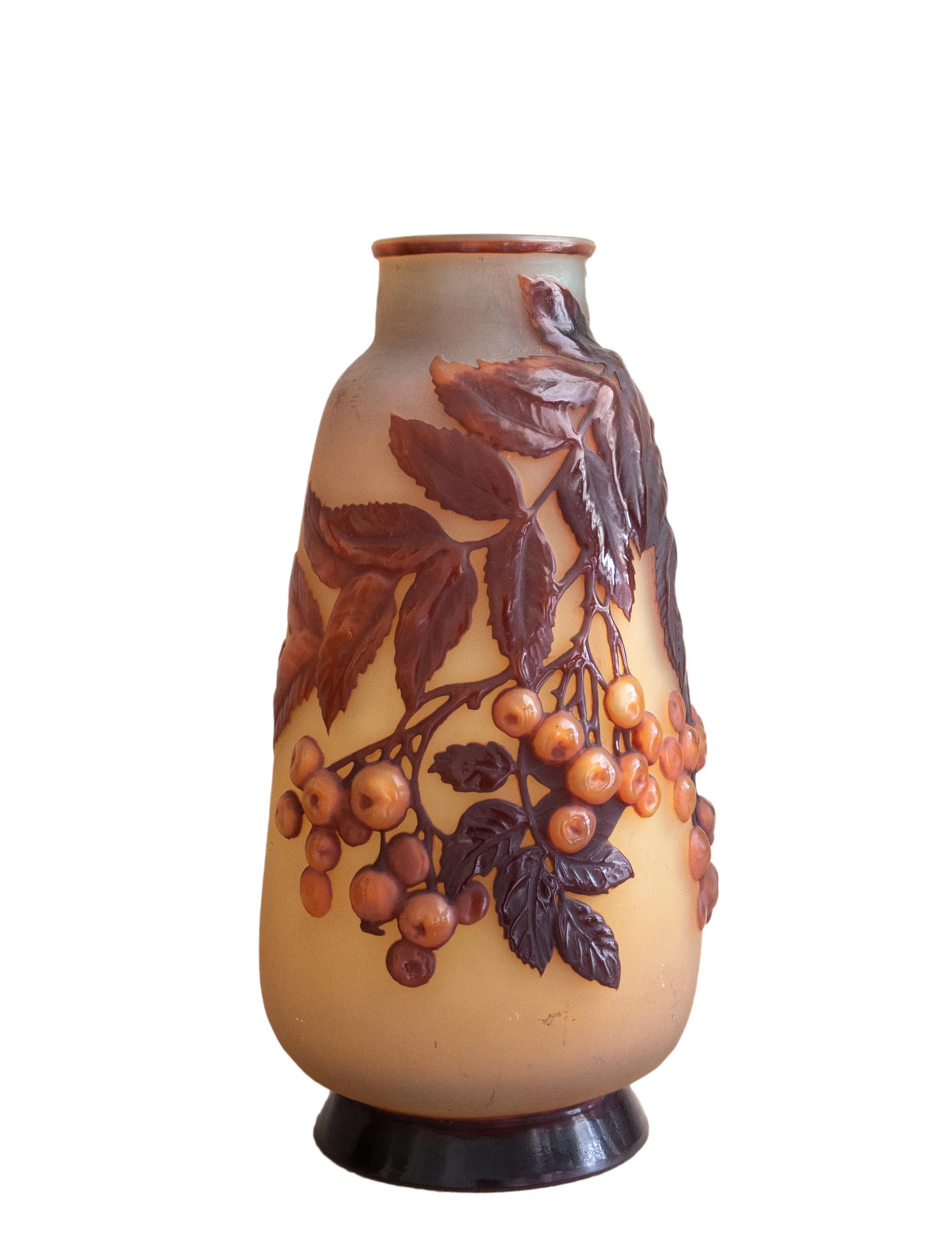 Emile Gallé Cherries Souffle Cameo Glass Vase, 1915  In Good Condition For Sale In Lisbon, PT