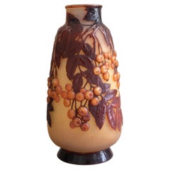 Vase en verre Camée Soufflé de Cerises, Emile Gallé, 1915